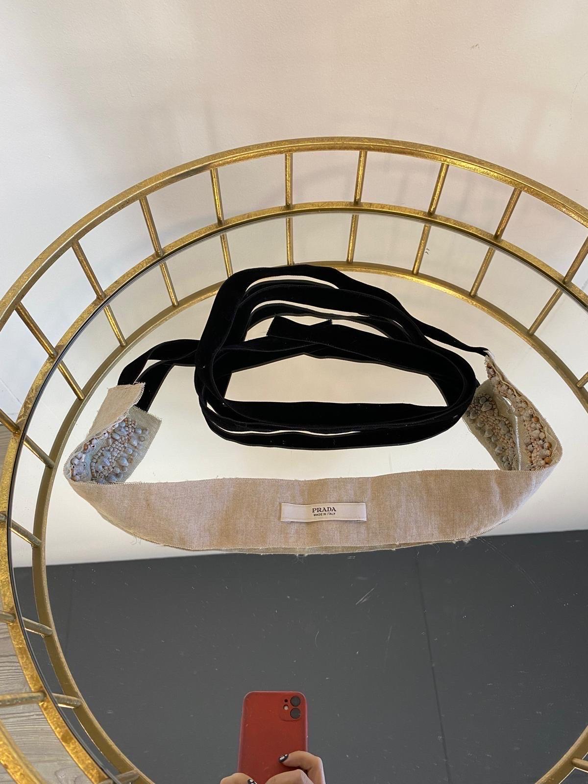 Prada belt in beige fabric with black velvet sides, entirely covered with beads.
Length 195 cm
Width 4.5 cm
Part in velvet 72 cm
Part of beads 51 cm
Material: fabric and black velvet
In excellent condition