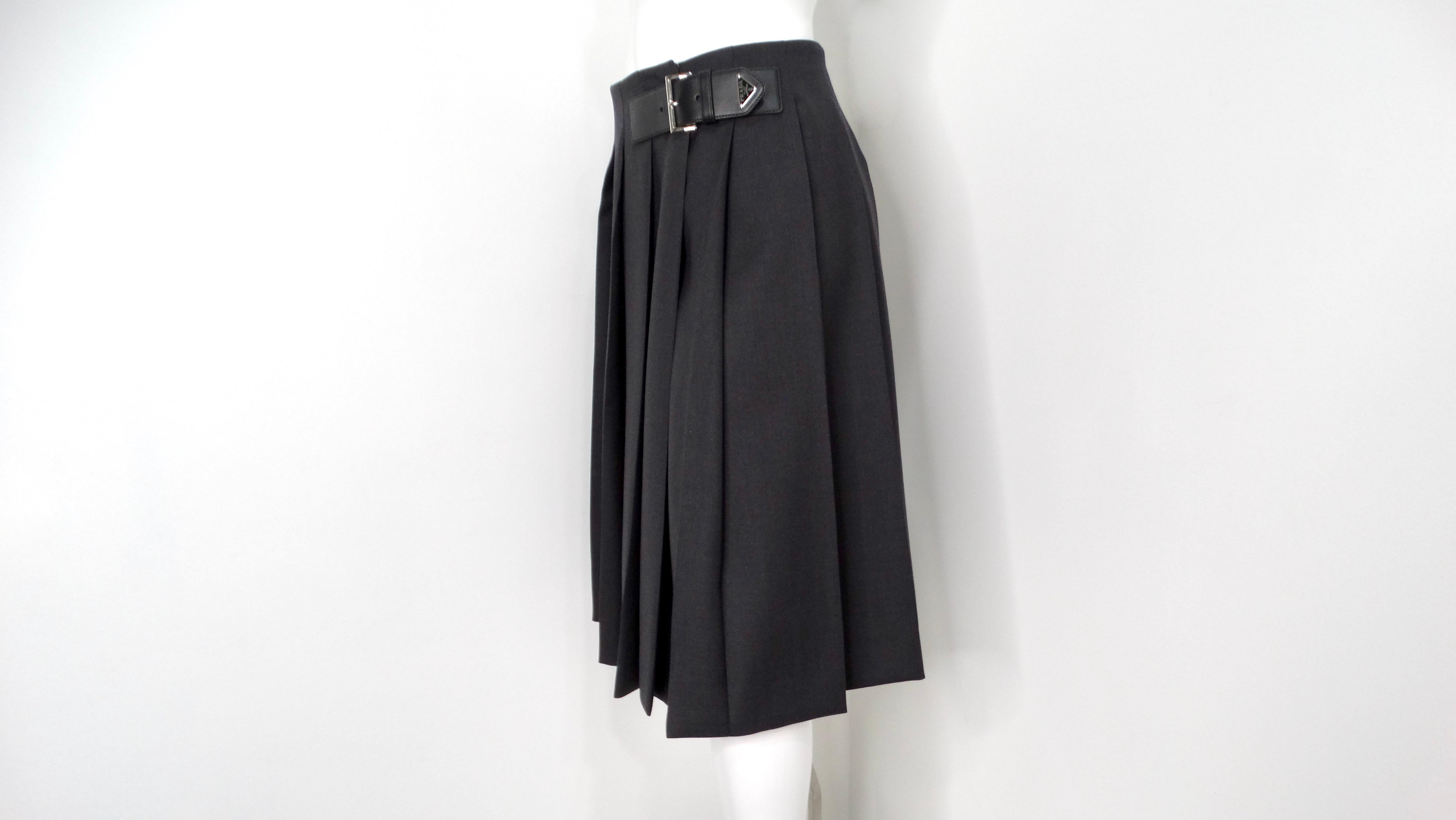 Nero Gonna midi a pieghe grigia in gabardina di Prada con cintura in vendita
