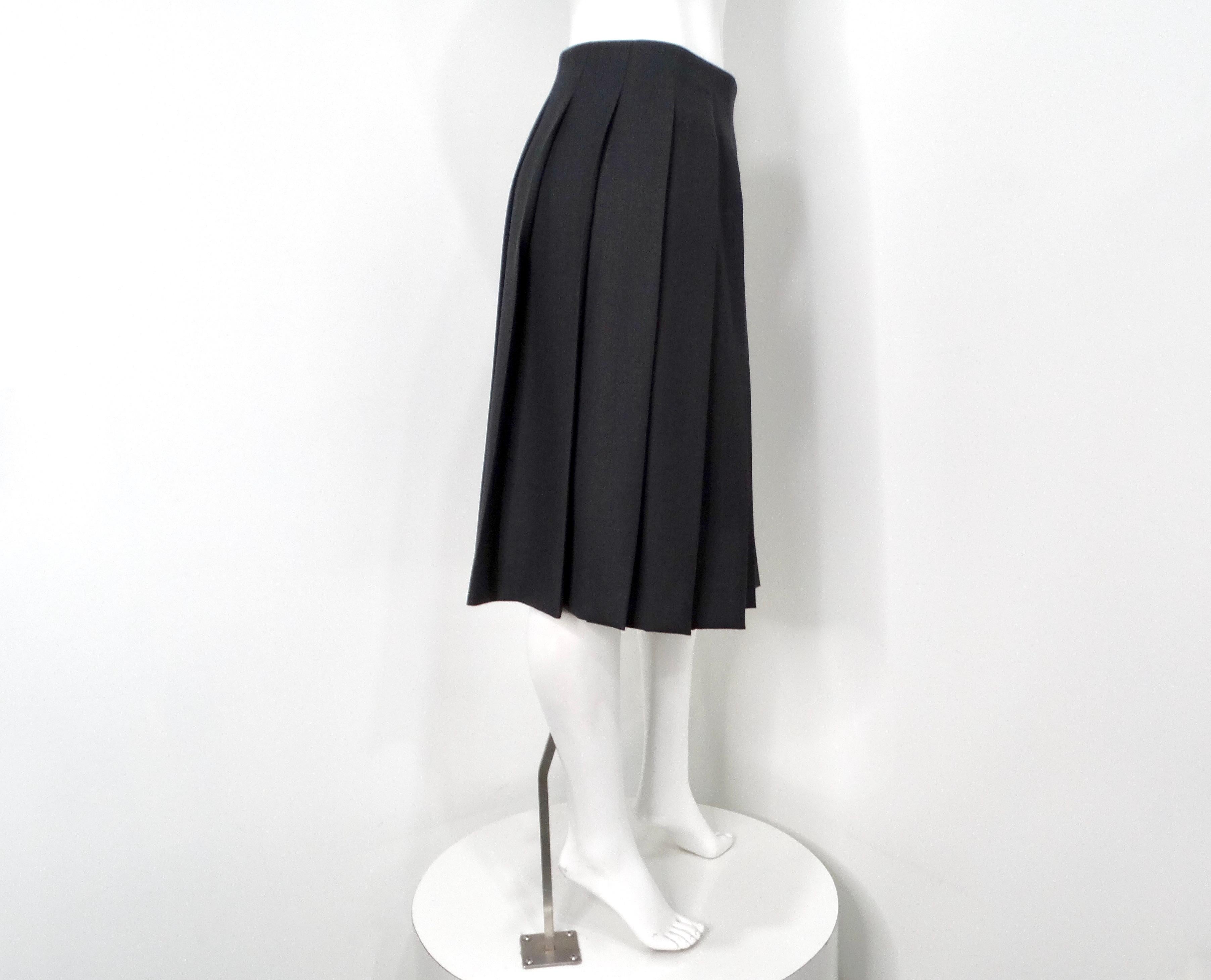 Gonna midi a pieghe grigia in gabardina di Prada con cintura in vendita 1