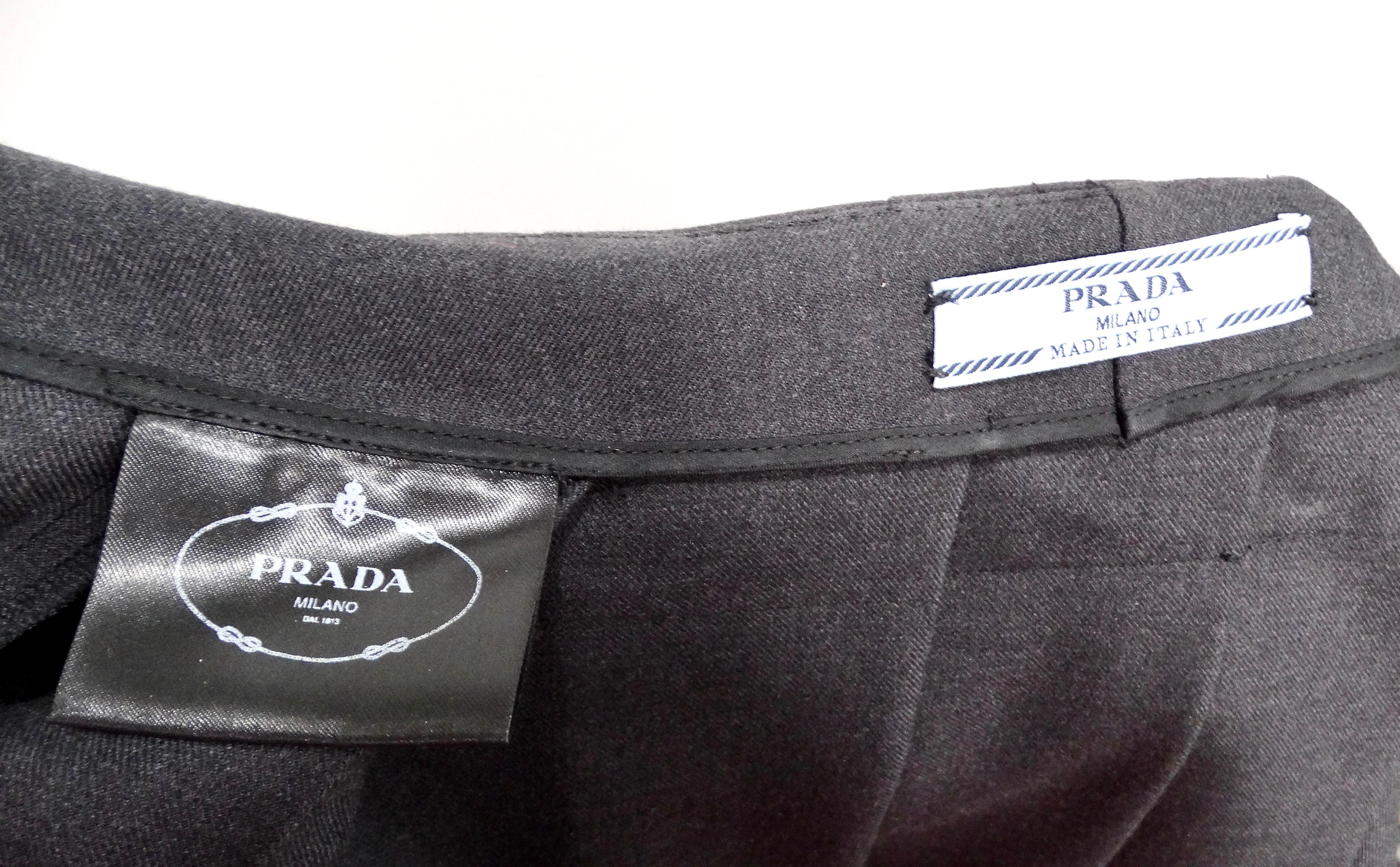 Gonna midi a pieghe grigia in gabardina di Prada con cintura in vendita 2