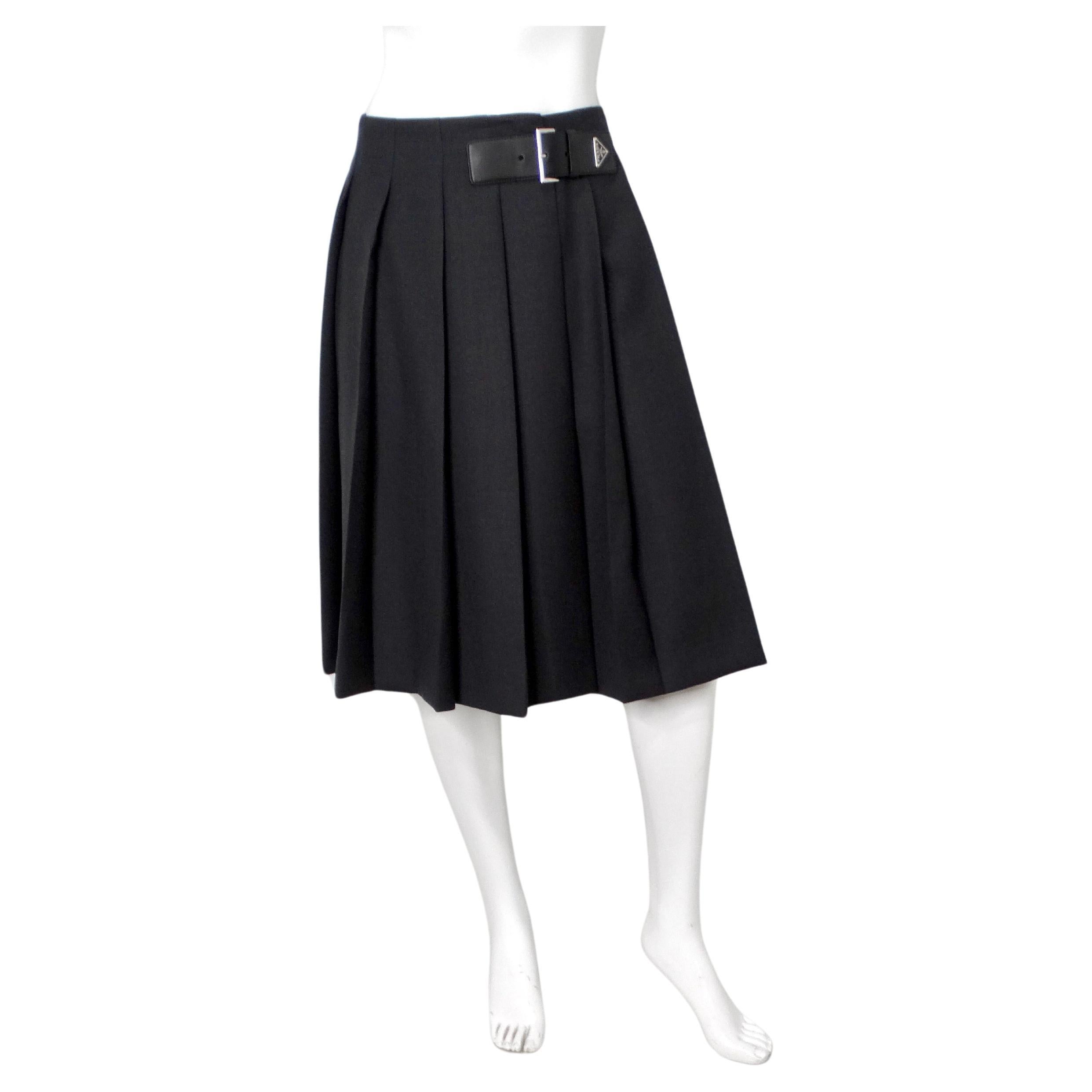 Gonna midi a pieghe grigia in gabardina di Prada con cintura in vendita