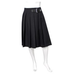 Gonna midi a pieghe grigia in gabardina di Prada con cintura