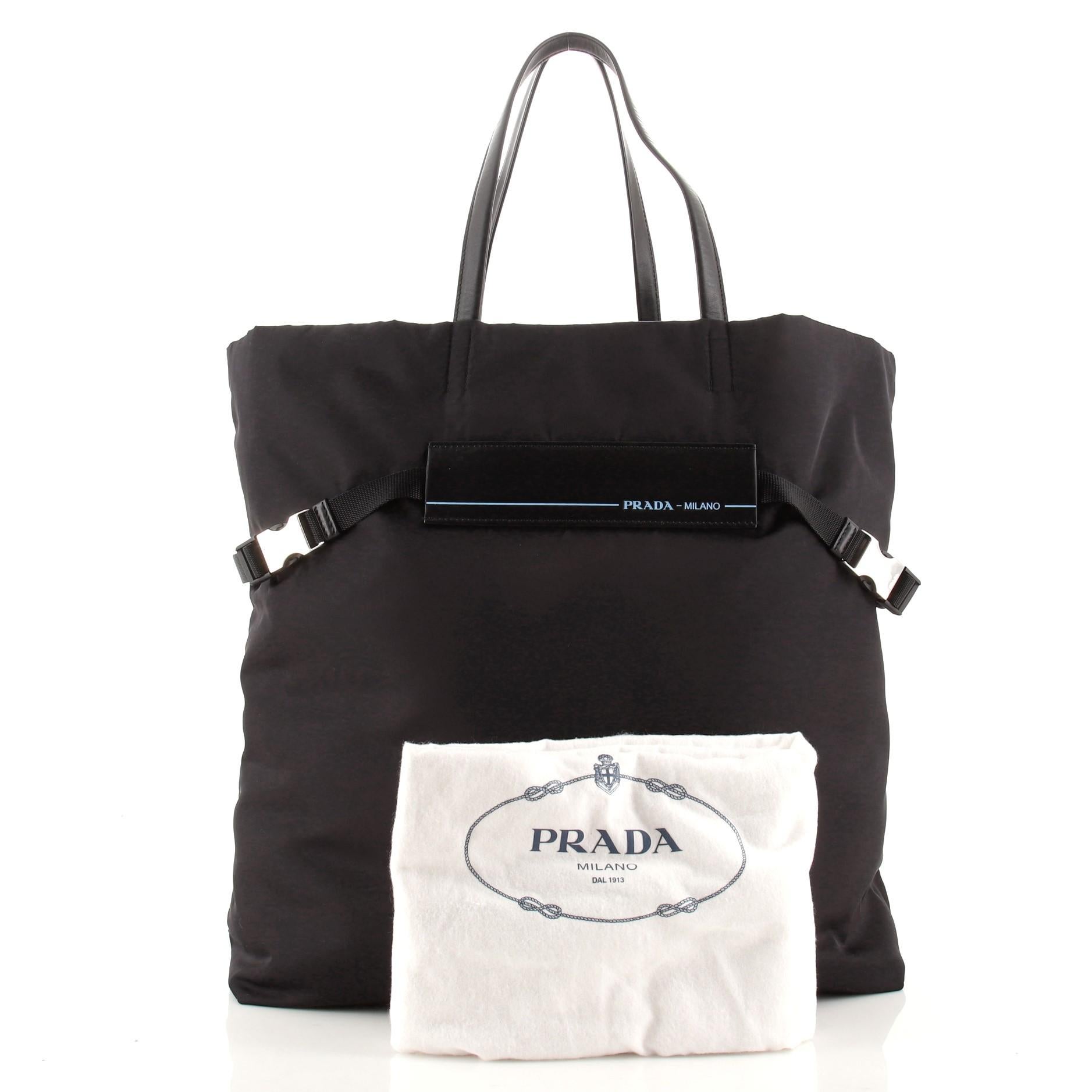 Zustand: Ausgezeichnet. An den Griffen Knicke, Kratzer auf den Beschlägen.
Accessoires: Aufbewahrungsbeutel
Abmessungen:
Designer: Prada
Modell Modell: Tragetasche mit Gürtel und Logo Tessuto groß
Außenmaterial für Außen: Nylon
Außen Außenfarbe: