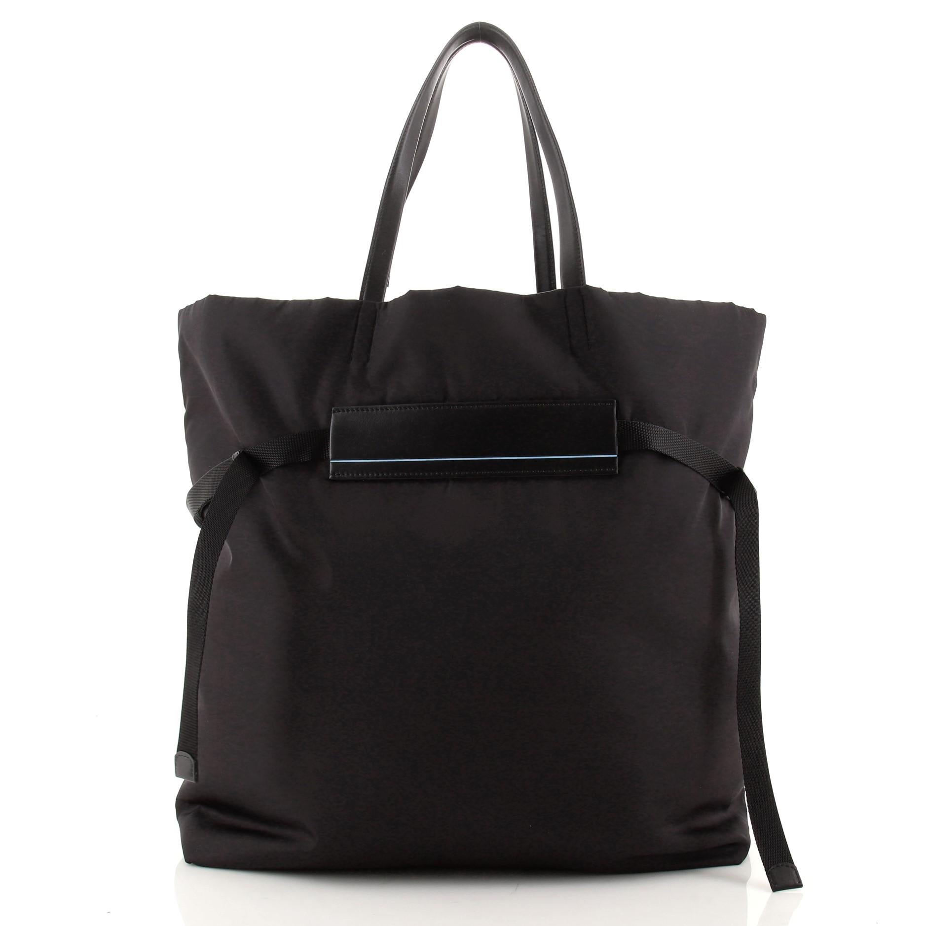 Prada Tote Tessuto mit Gürtel und Logo, groß im Zustand „Gut“ in NY, NY