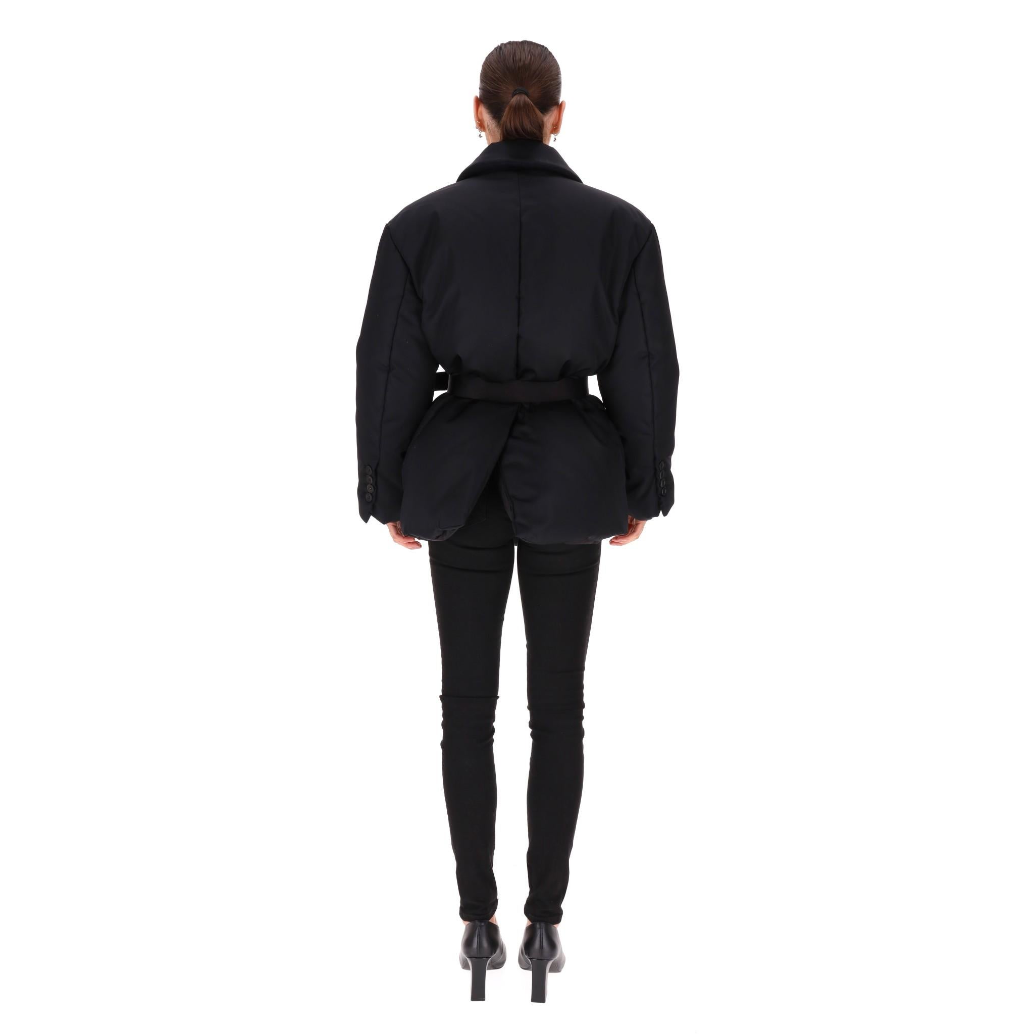 Piumino imbottito Prada con cintura In condizioni ottime a London, GB