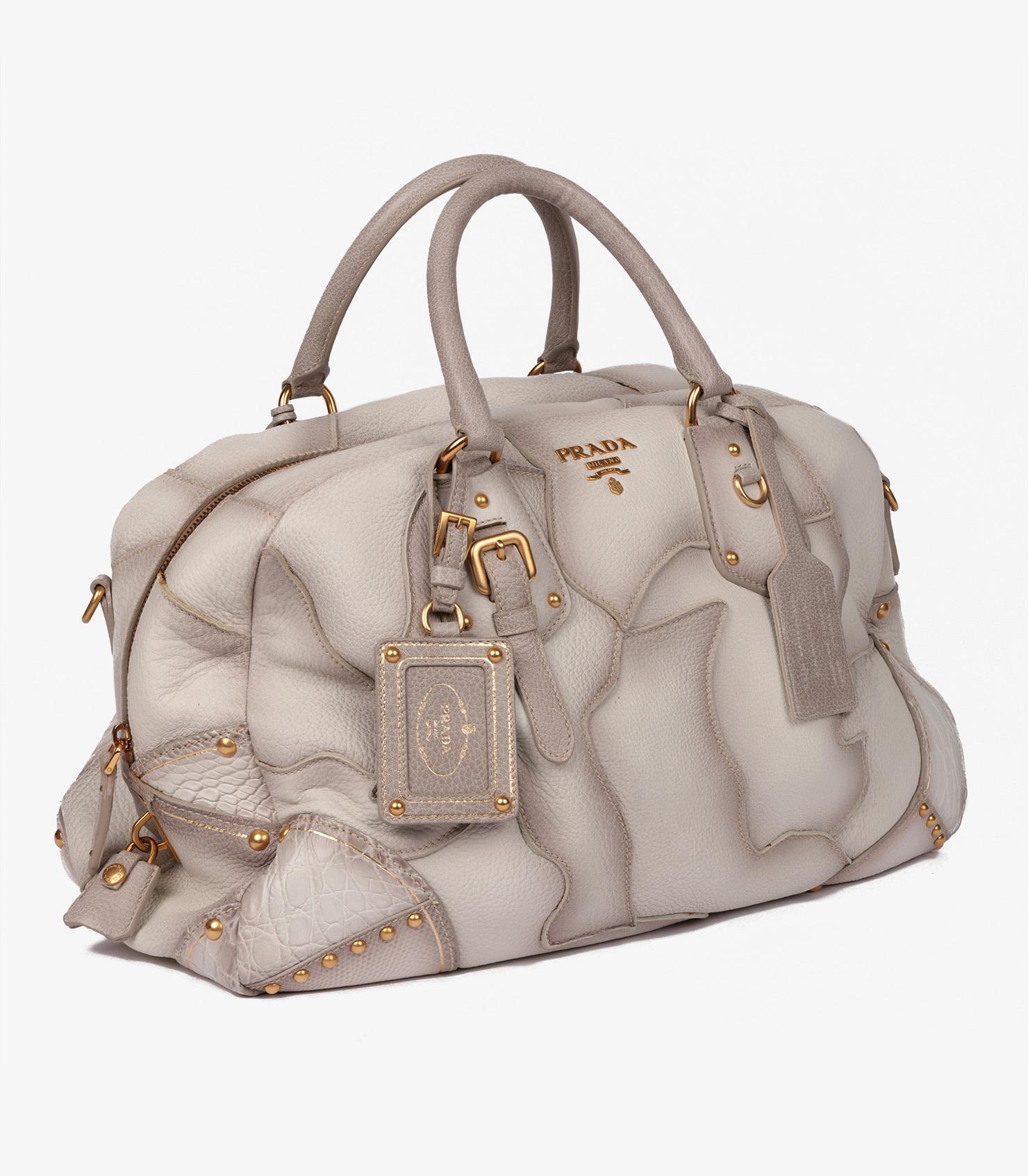 Bolso bowling Prada Bianco Blanco Ombre Piel de Ciervo, Cocodrilo y Lagarto Patchwork Cervo 

Detalles del producto
Xupes Ref: CB1279
Marca: Prada
Model No: Bolsa de bolos Cervo
Tipo: Viaje 
Número de serie: 7
Edad: 2008
Acompañado de: Funda