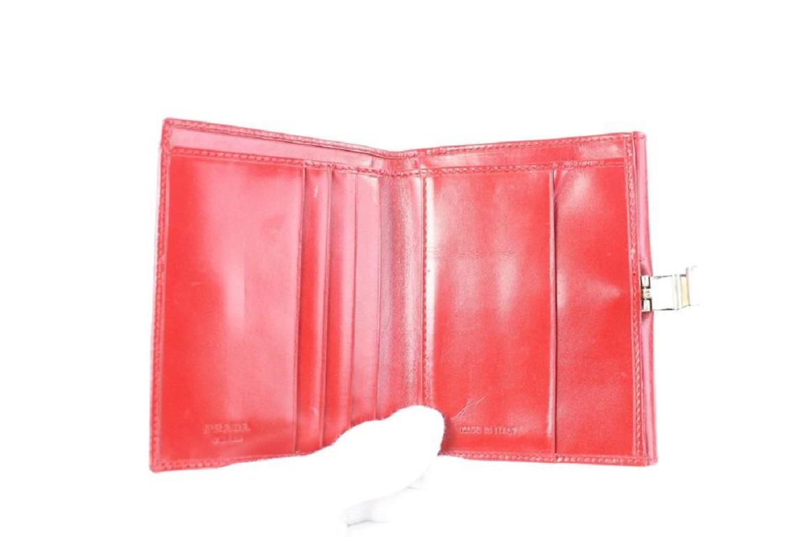 Portefeuille Prada 03pz0710 en cuir rouge Bon état - En vente à Dix hills, NY