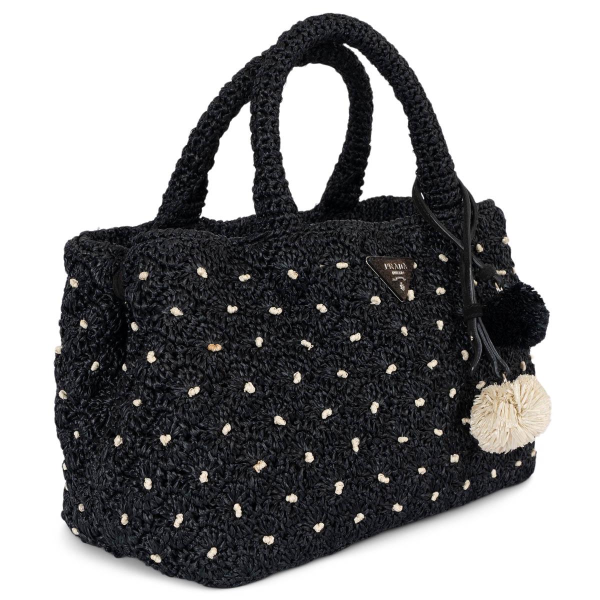 Bolso tote Prada Pequeño Canapa 100% auténtico en rafia Pois blanco y negro. El diseño presenta una parte superior abierta y está forrado de lona negra, con un bolsillo con cremallera en la parte trasera y otro abierto en la parte delantera, una