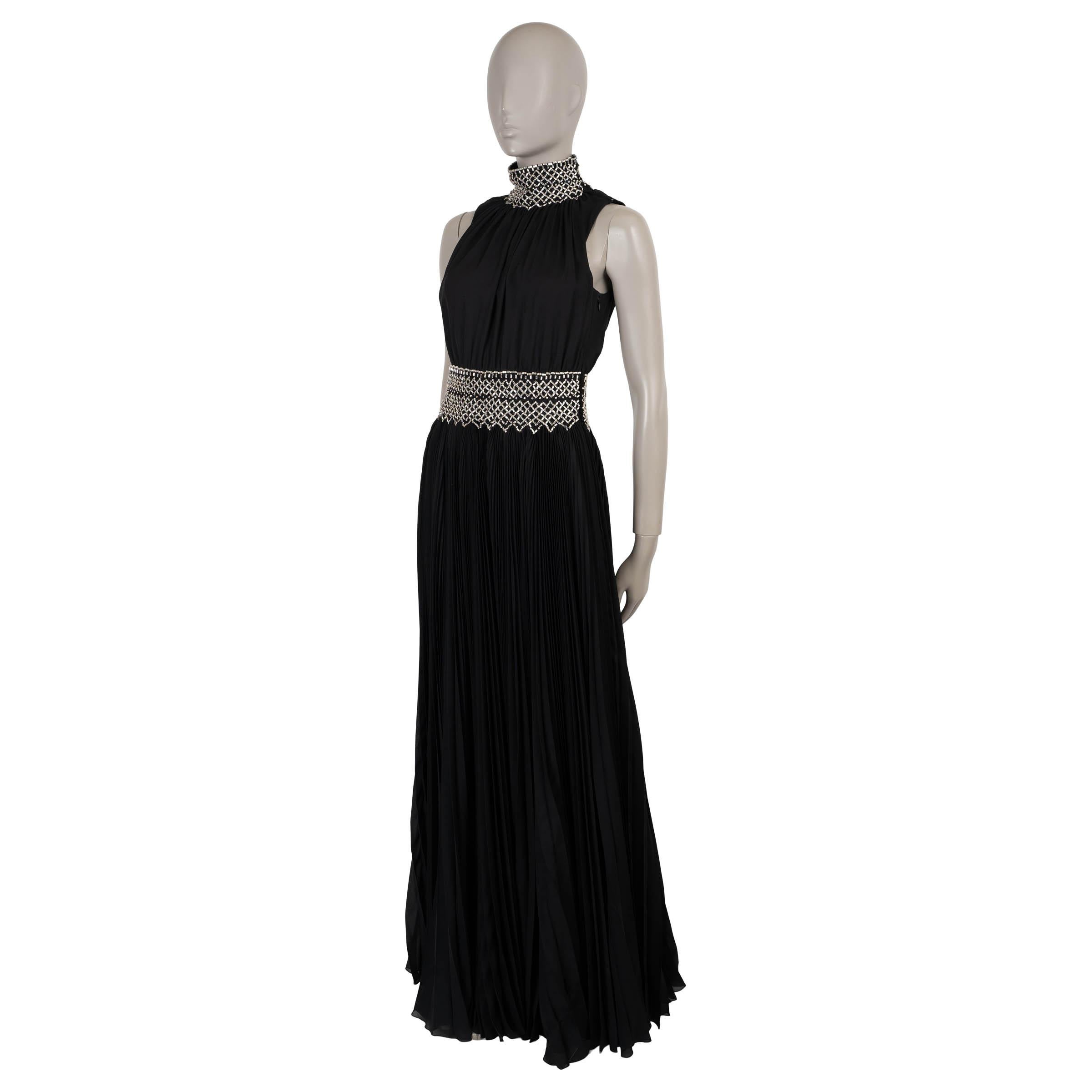 Dieses 100% authentische Prada-Kleid aus schwarzem Polyester (100%) ist ein opulentes Abendkleid mit aufwendigen Details. Das ärmellose, geraffte Mieder verfügt über einen kristallverzierten Ausschnitt und einen breiten, kristallverzierten Bund, der