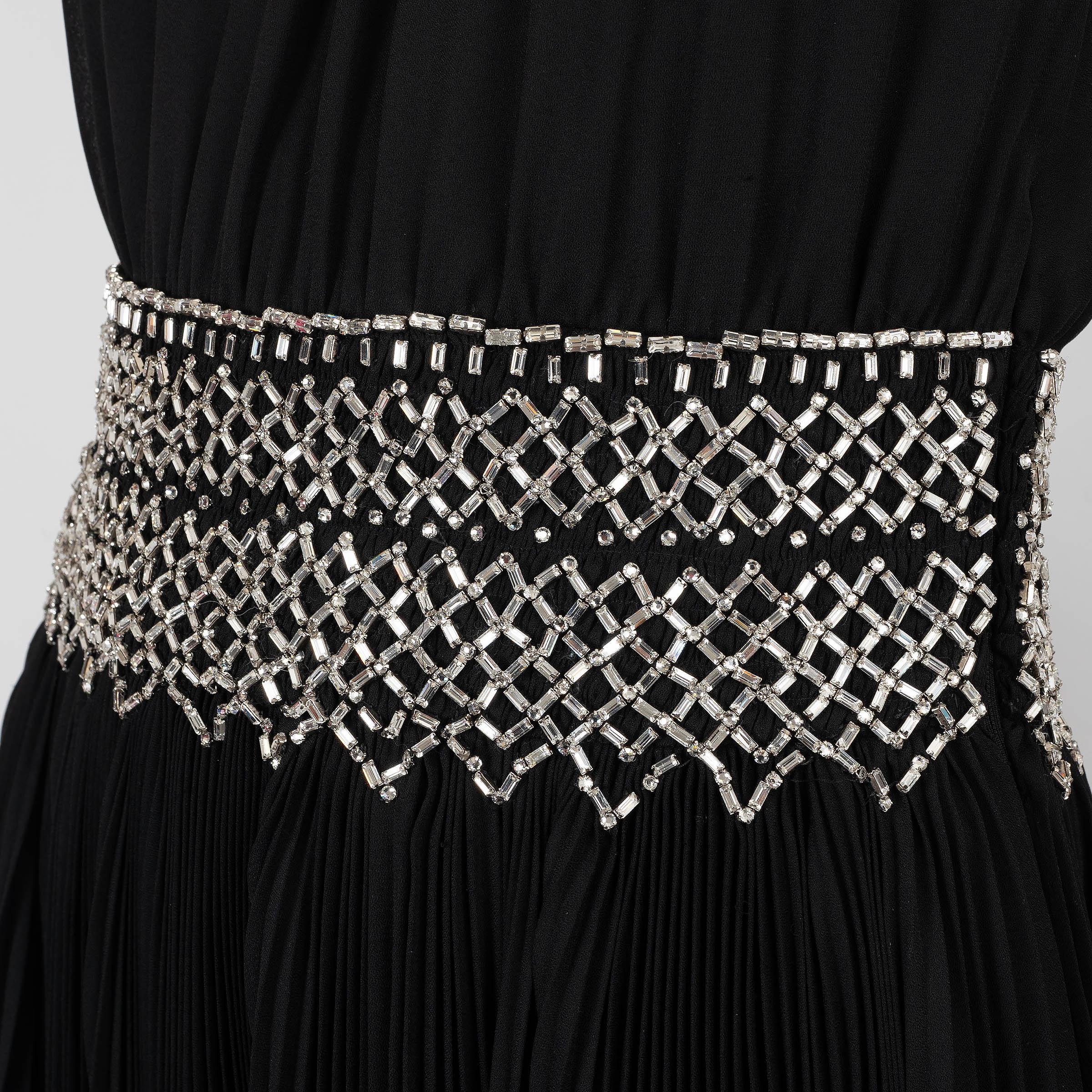 PRADA schwarz 2019 CRYSTAL EMBELLISHED PLEATED GOWN Kleid 40 S Damen im Angebot