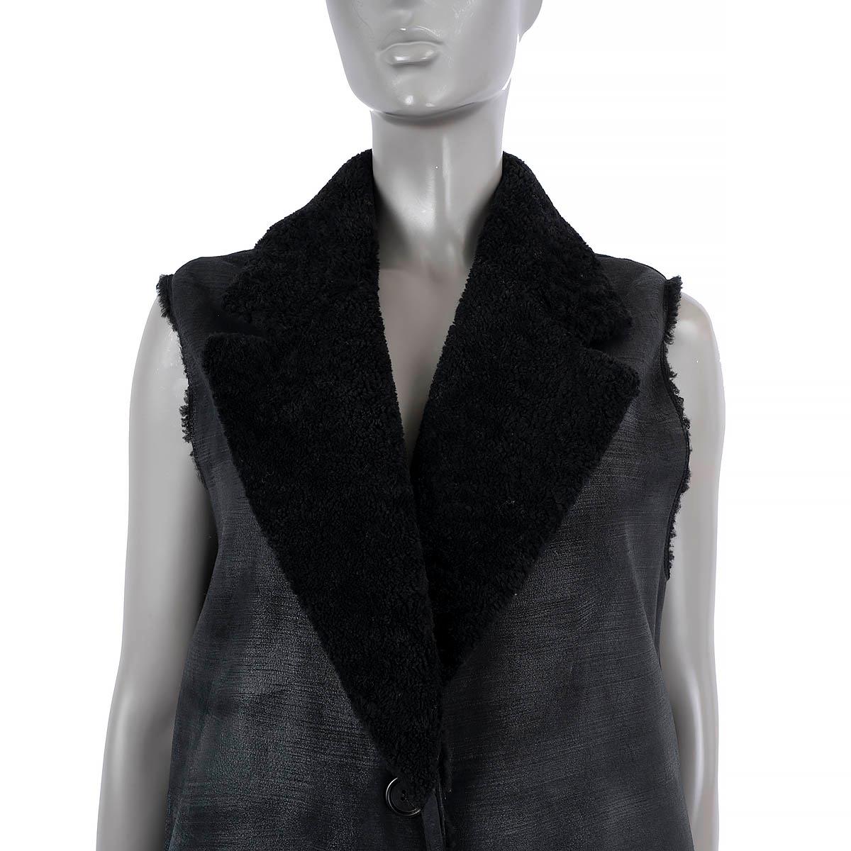PRADA black 2020 SHEARLING LINED DISTRESSED SUEDE VEST Coat Jacket 40 S In Excellent Condition For Sale In Zürich, CH