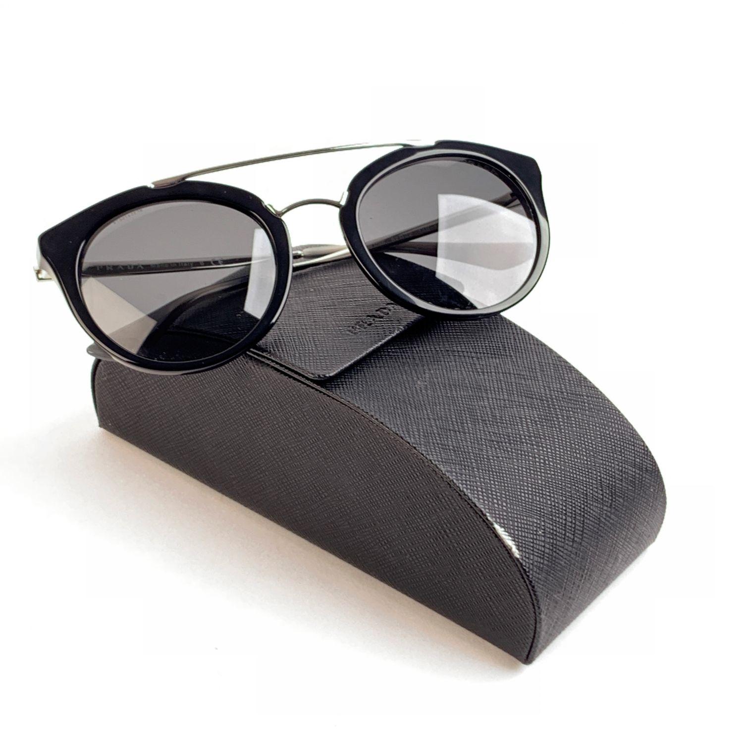 Prada sunglasses mod. SPR 23S. They feature black acetate frame with silver metal brow bar, arms and nose bridge. Grey lenses. Mod & refs.: SPR 23S - 55/22 - 1AB - 1A1 - 140 - 3N. Made in Italy

Details

MATERIAL: Acetate

COLOR: Black

MODEL: SPR