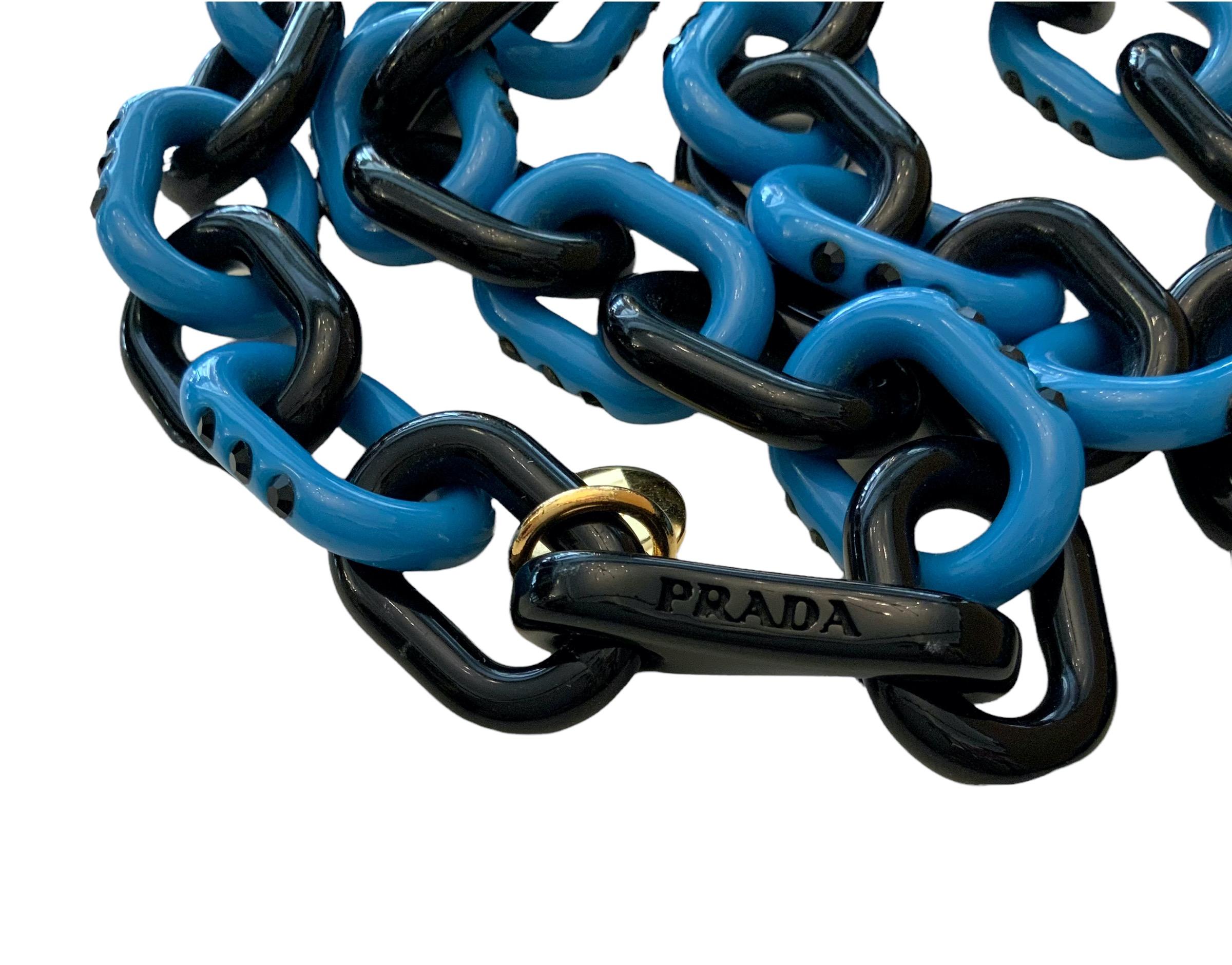 Collana a catena in resina nera e blu di Prada in vendita 2