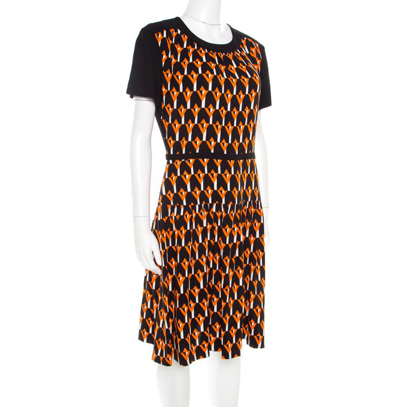 Prada Black and Orange Geometric Printed Crepe Short Sleeve Dress M In Good Condition In Dubai, Al Qouz 2