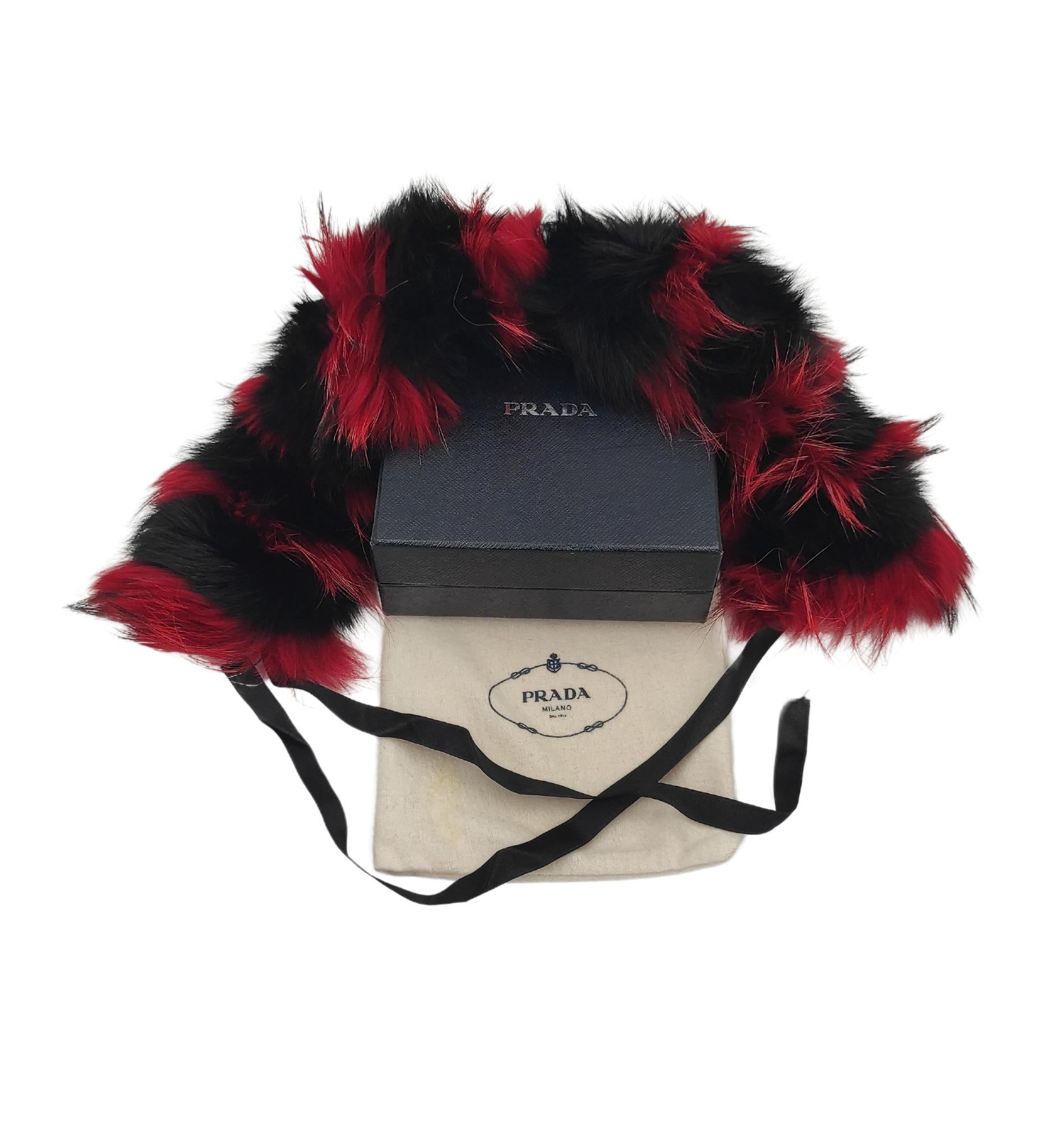 Prada stole
Red and black synthetic fur
Black satin ribbons

Length 60 cm - 23.5 in
Ribbon length 47 cm - 18.5 in

Excellent condition
With dustbag and original box