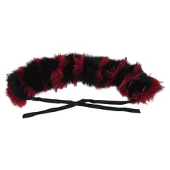 Étole en fausse fourrure rayée noire et rouge de Prada