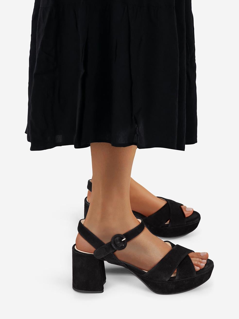 L'ÉTAT est très bon. L'usure des sandales est minime. Abrasion sur toutes les parties des deux chaussures de cet article de revente de Prada. Cette paire de chaussures est livrée dans sa boîte d'origine.
 

 Détails
 

 

 Noir
 

 Suède
 

