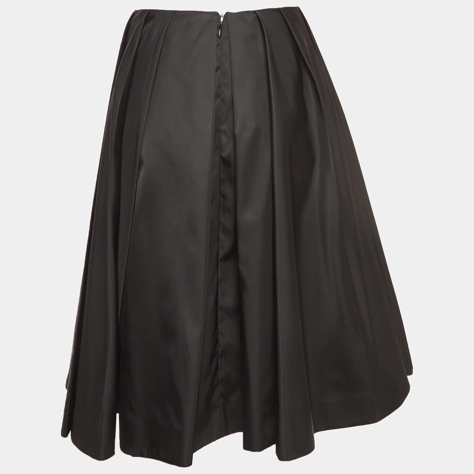 This elegant skirt is worth adding to your closet! Crafted from fine materials, it is exquisitely designed into a flattering shape.

