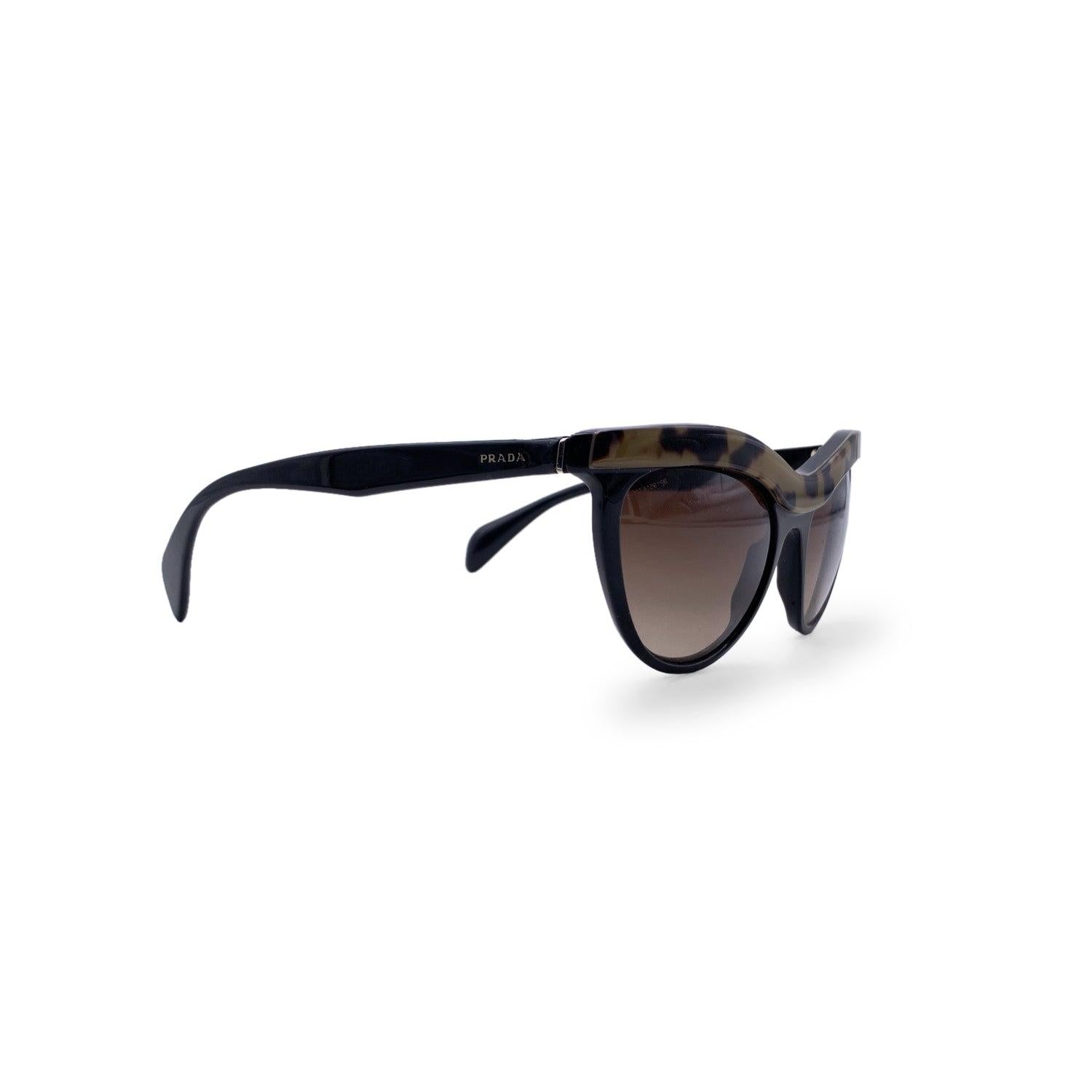 Magnifiques lunettes de soleil de Prada, mod. SPR 06P col.MA5-6S1. Forme œil de chat en acétate noir et tacheté. Logo sur les branches et lentilles marron dégradées. Mod & refs : mod. SPR 06P col.MA5-6S1 - 54/19 - 140 - 3N. Fabriqué en Italie