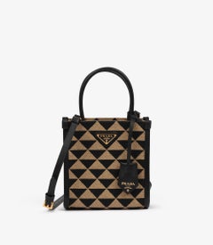 Mini Simbolo di Prada in tela ricamata nera, beige e pelle saffiano nera