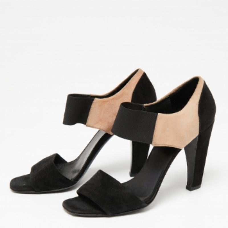 Les sandales super-chic de Prada sont parfaites pour accompagner les robes décontractées. Ces sandales noires et beiges sont réalisées en daim et dotées de brides élastiques à la cheville. Ils sont dotés d'une semelle intérieure lisse et d'une