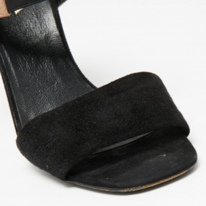 Prada - Sandales à lanières en daim noir/beige - Taille 38 État moyen - En vente à Dubai, Al Qouz 2