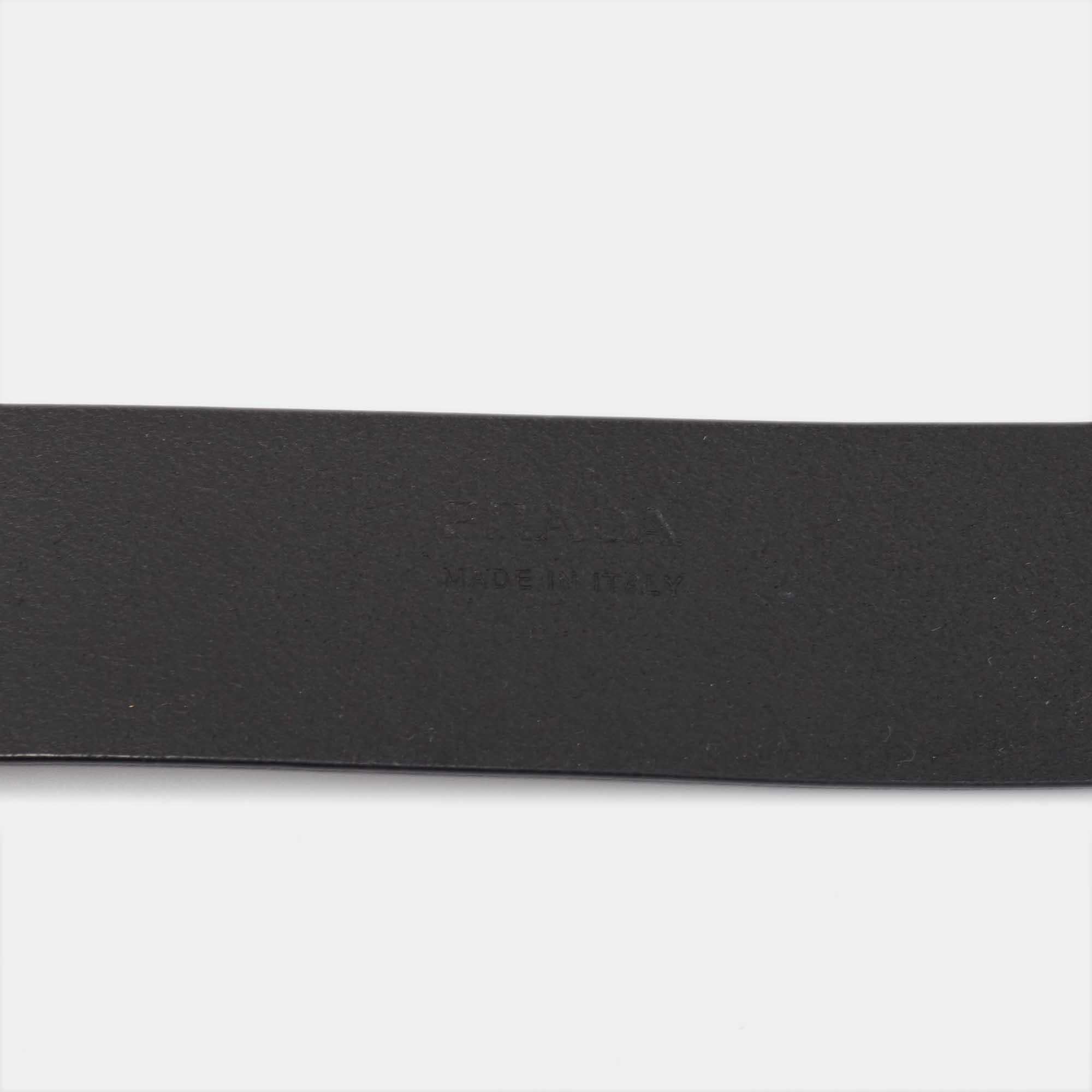 Nous vous présentons une ceinture Prada qui a été conçue pour être durable et pour s'adapter à tous vos looks raffinés. D'une grande durabilité et d'un grand attrait, cette ceinture est un élément de luxe.

