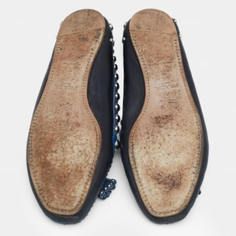 Prada - Mocassini con borchie in pelle nera/blu - misura 36 in vendita 3