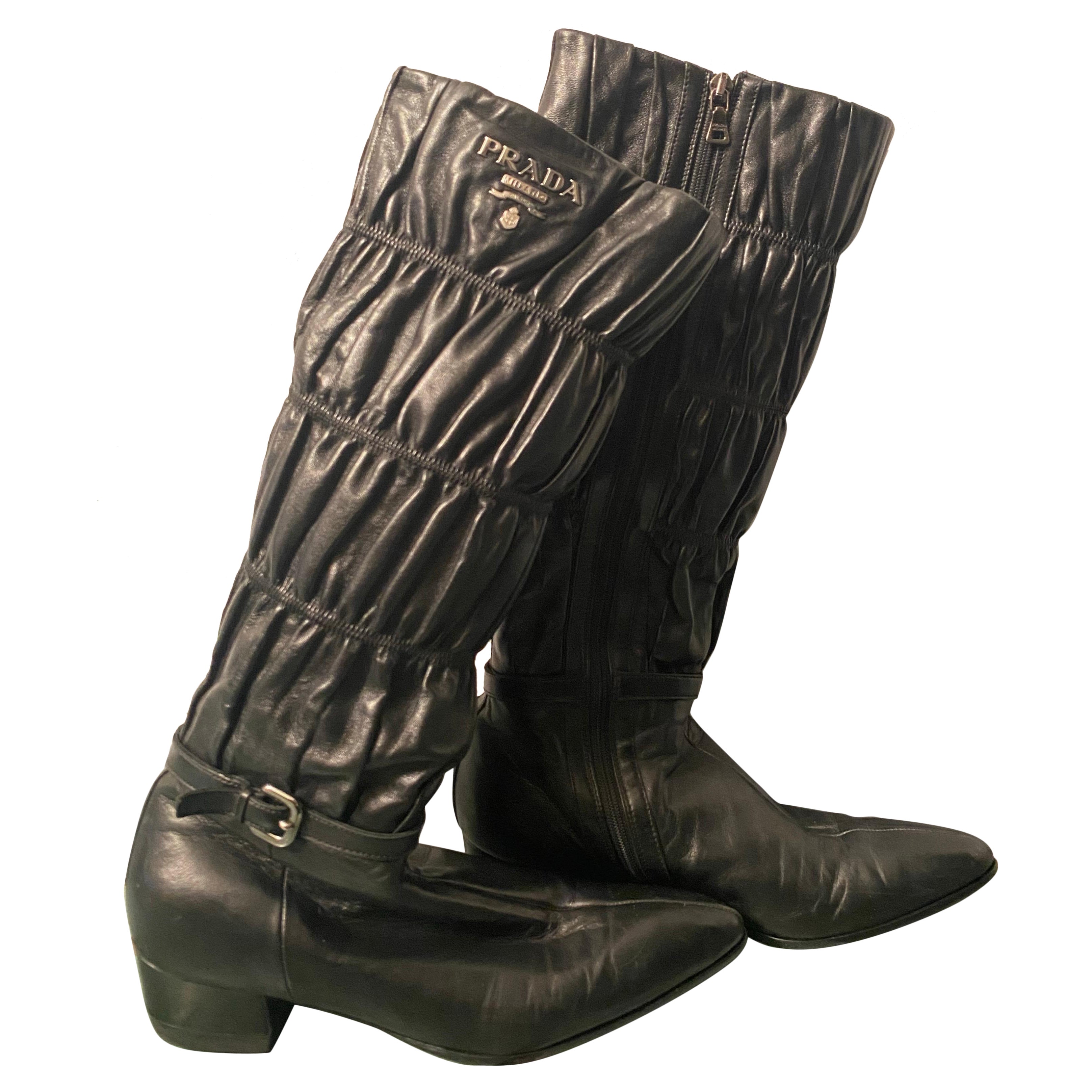 Stivale nero Prada. in vendita