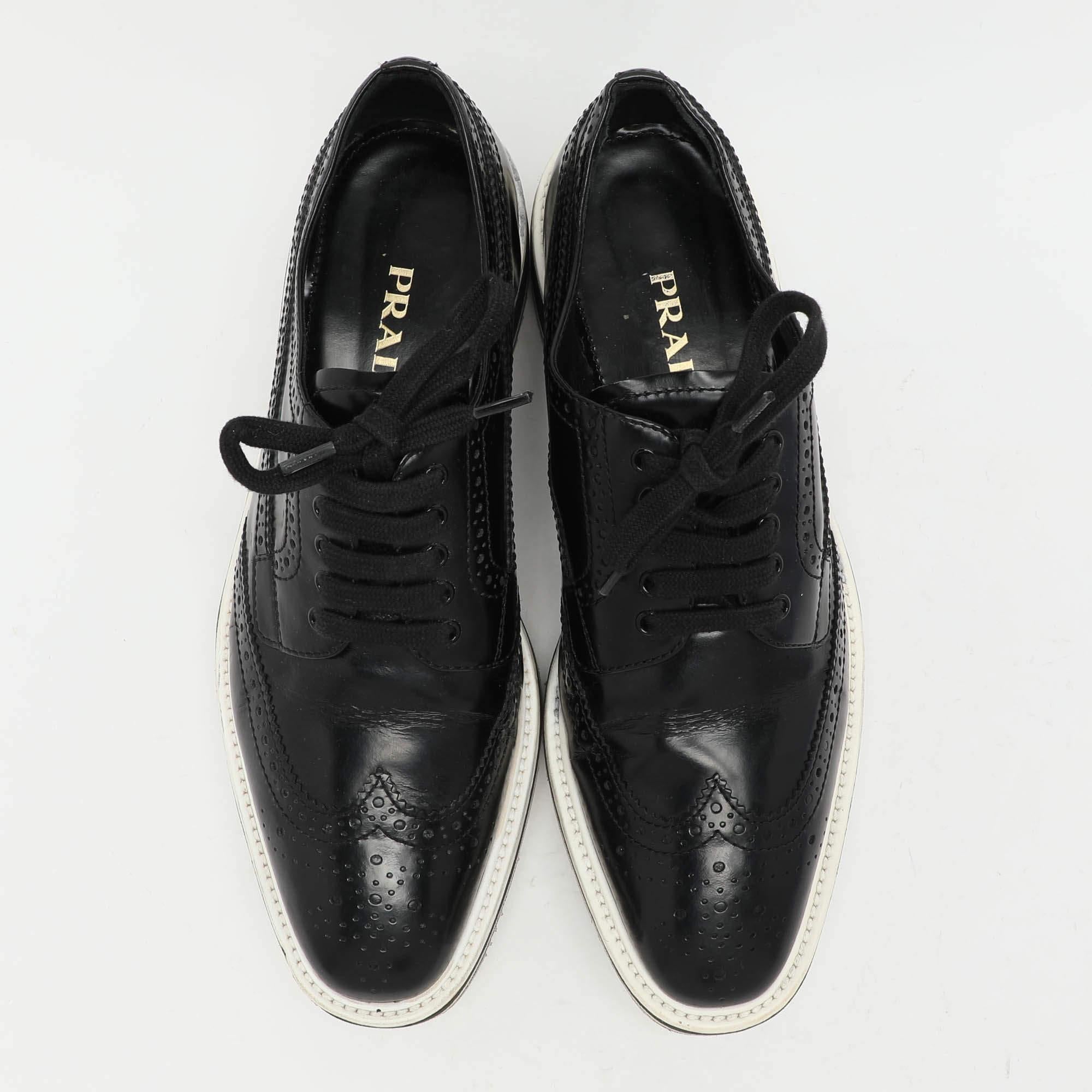 Give your outfit a chic update with this pair of designer sneakers. The creation is sewn perfectly to help you make a statement in them for a long time.