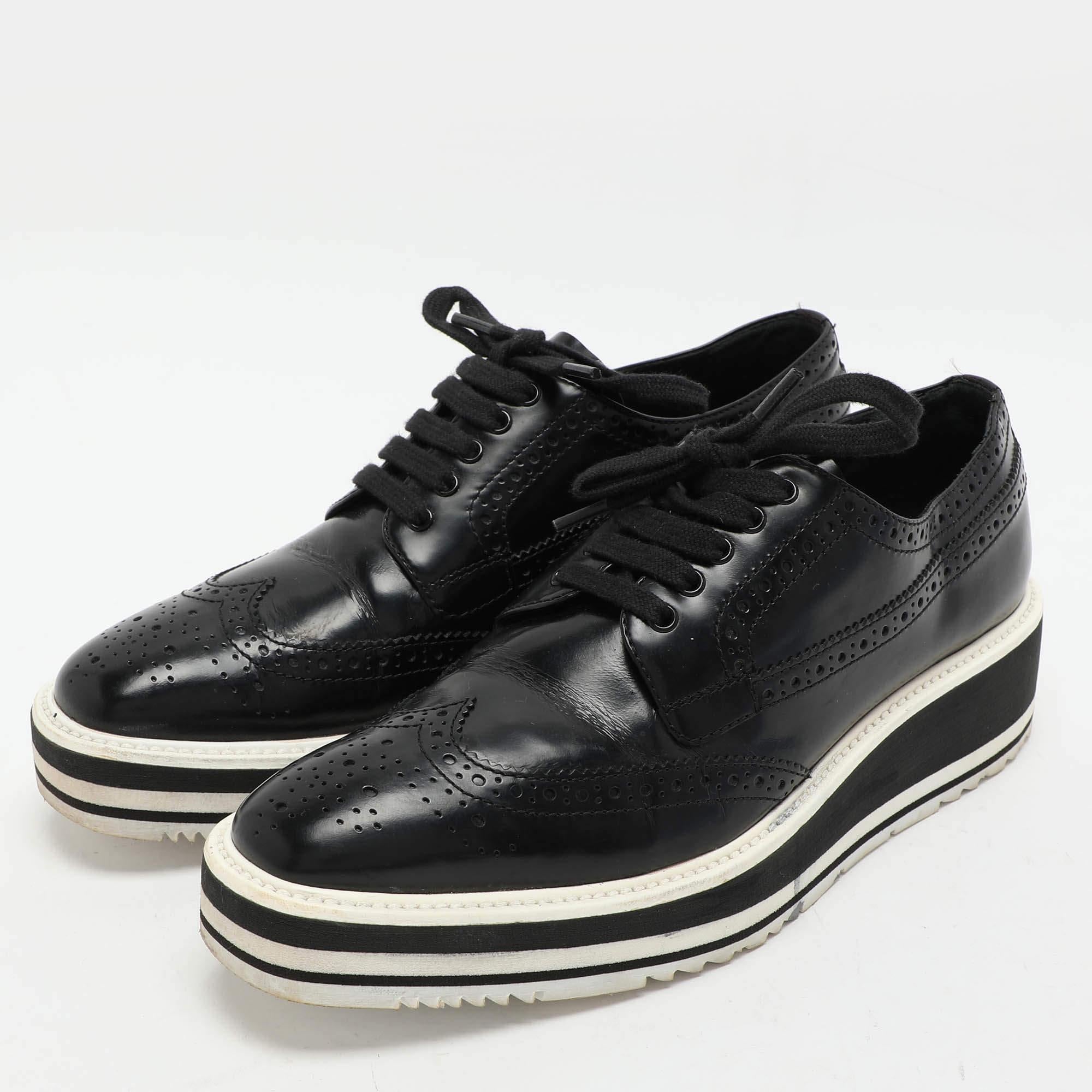 Prada Black Brogue Leather Derby Low Top Sneakers Size 39 In Good Condition For Sale In Dubai, Al Qouz 2