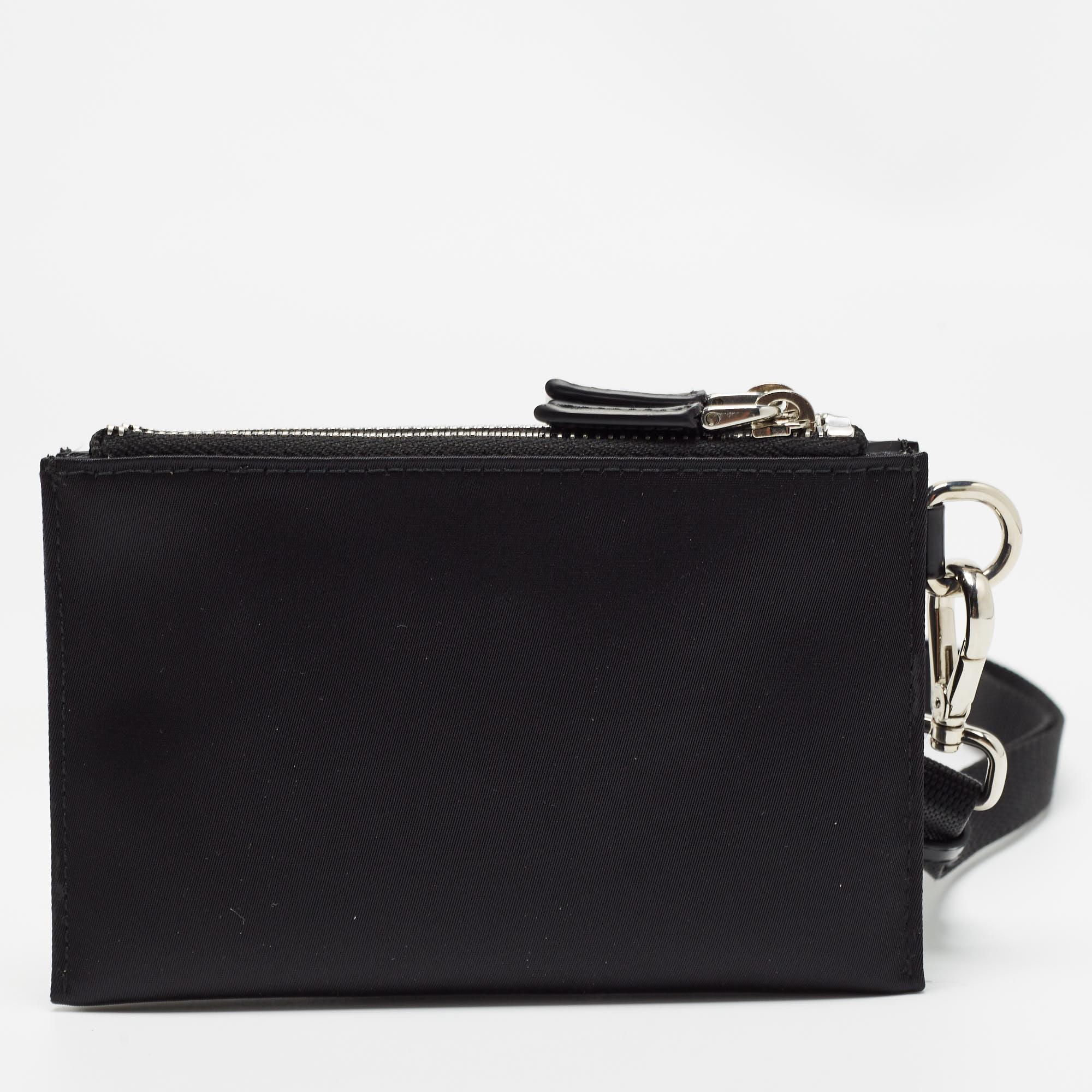 Easy to hold and perfect for housing your little essentials, this Prada pouch is a must-have. It is made of leather & nylon and elevated with the logo on the front.

Includes: Original Box, Info Booklet