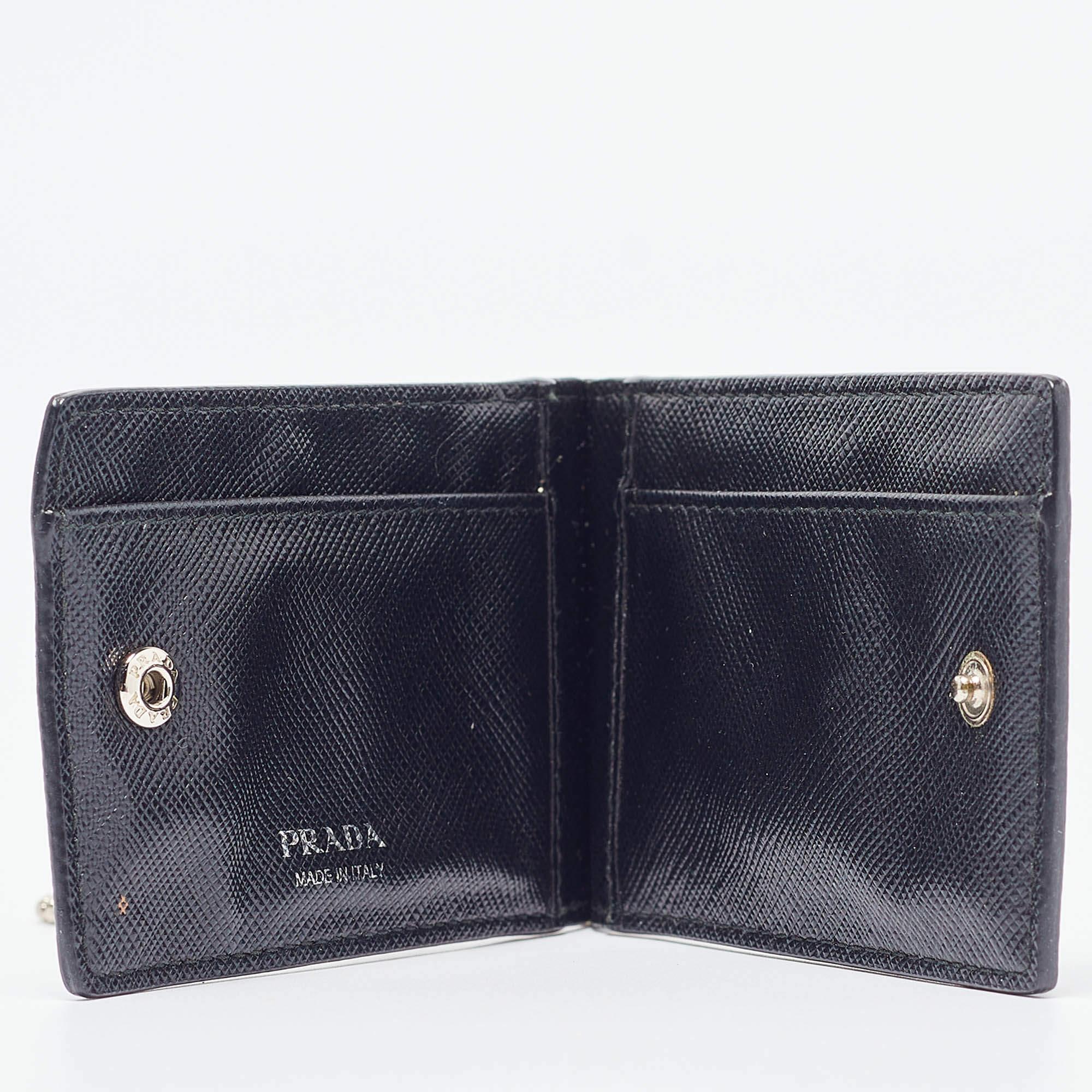 Made of brushed leather and added with a shoulder chain, this Prada card holder reflects the brand's nature of creating functional accessories that are luxurious in appeal. It is highlighted by the triangular logo at the front.