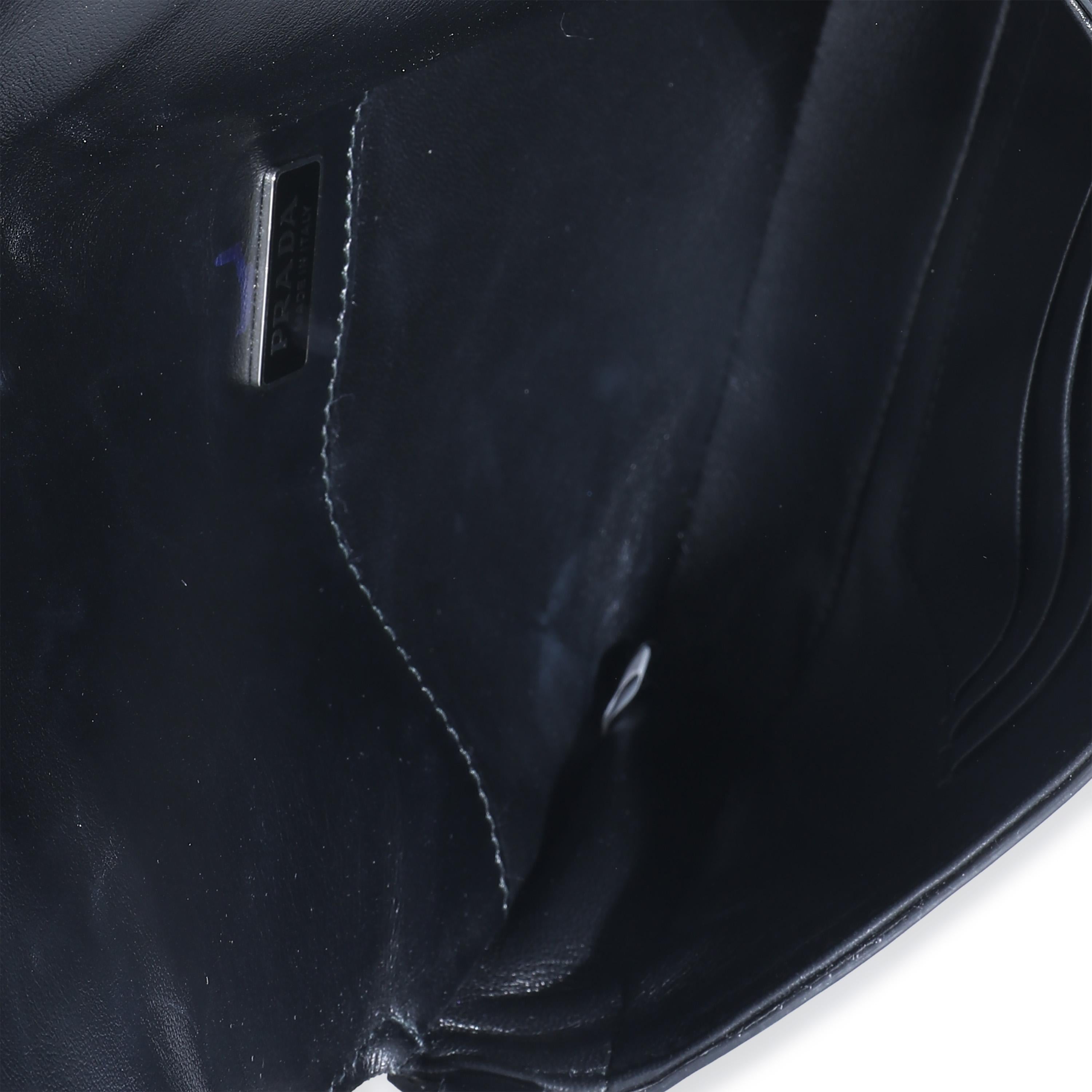 Título del listado: Bolso de hombro Prada de piel cepillada negra
SKU: 133030
Estado: Seminuevo 
Estado del bolso: Muy bueno
Comentarios sobre el estado: El artículo está en muy buen estado, con pequeños signos de desgaste. Rozaduras en el exterior.