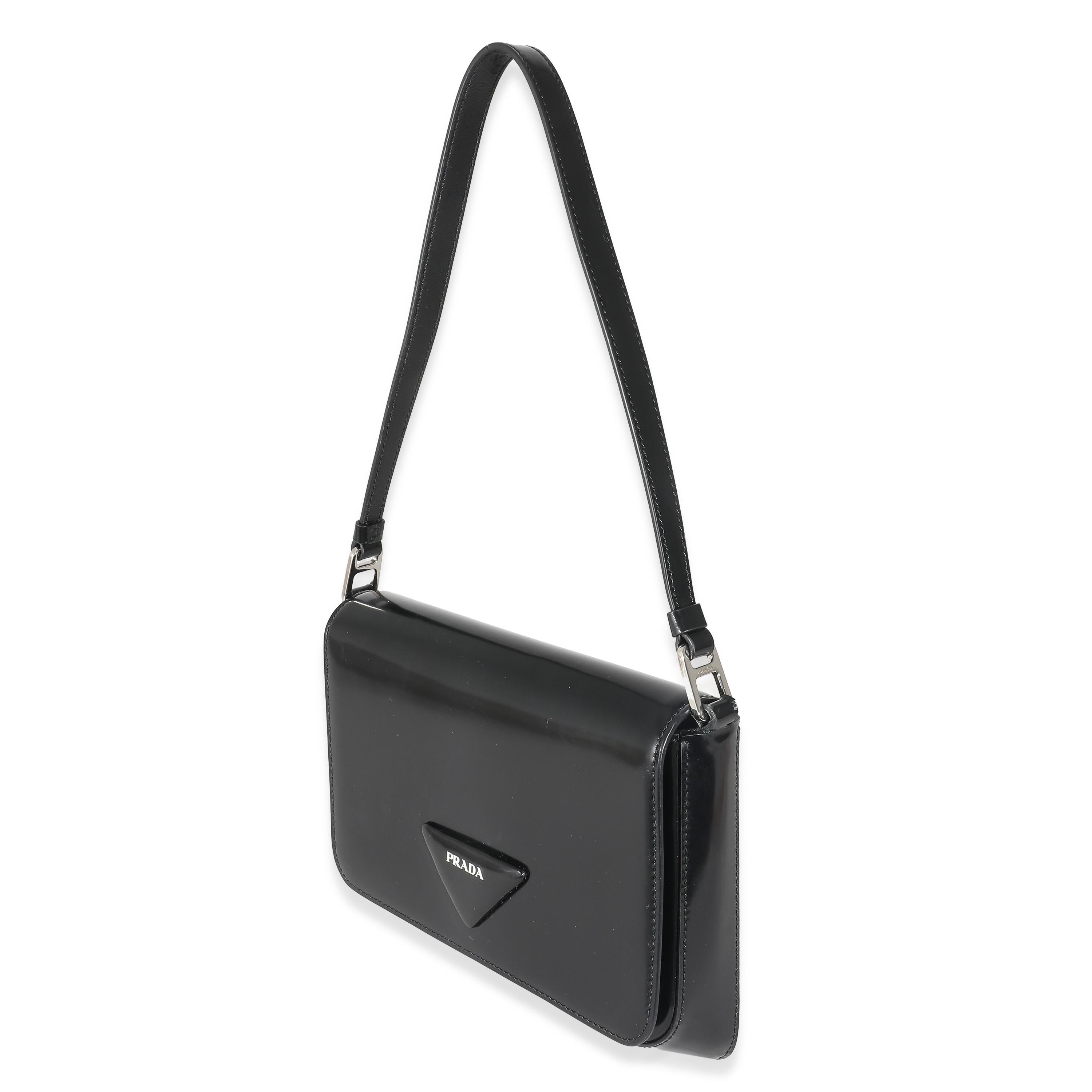 Bolso de hombro Prada de piel cepillada negra en Excelente estado para la venta en New York, NY