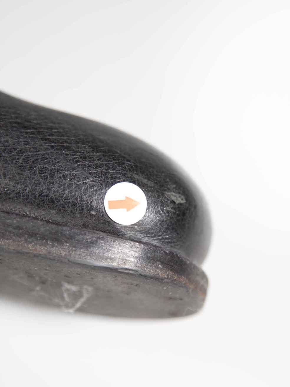 Prada - Bottes à hauteur de genou en cuir de veau noir avec logo - IT 39 en vente 1