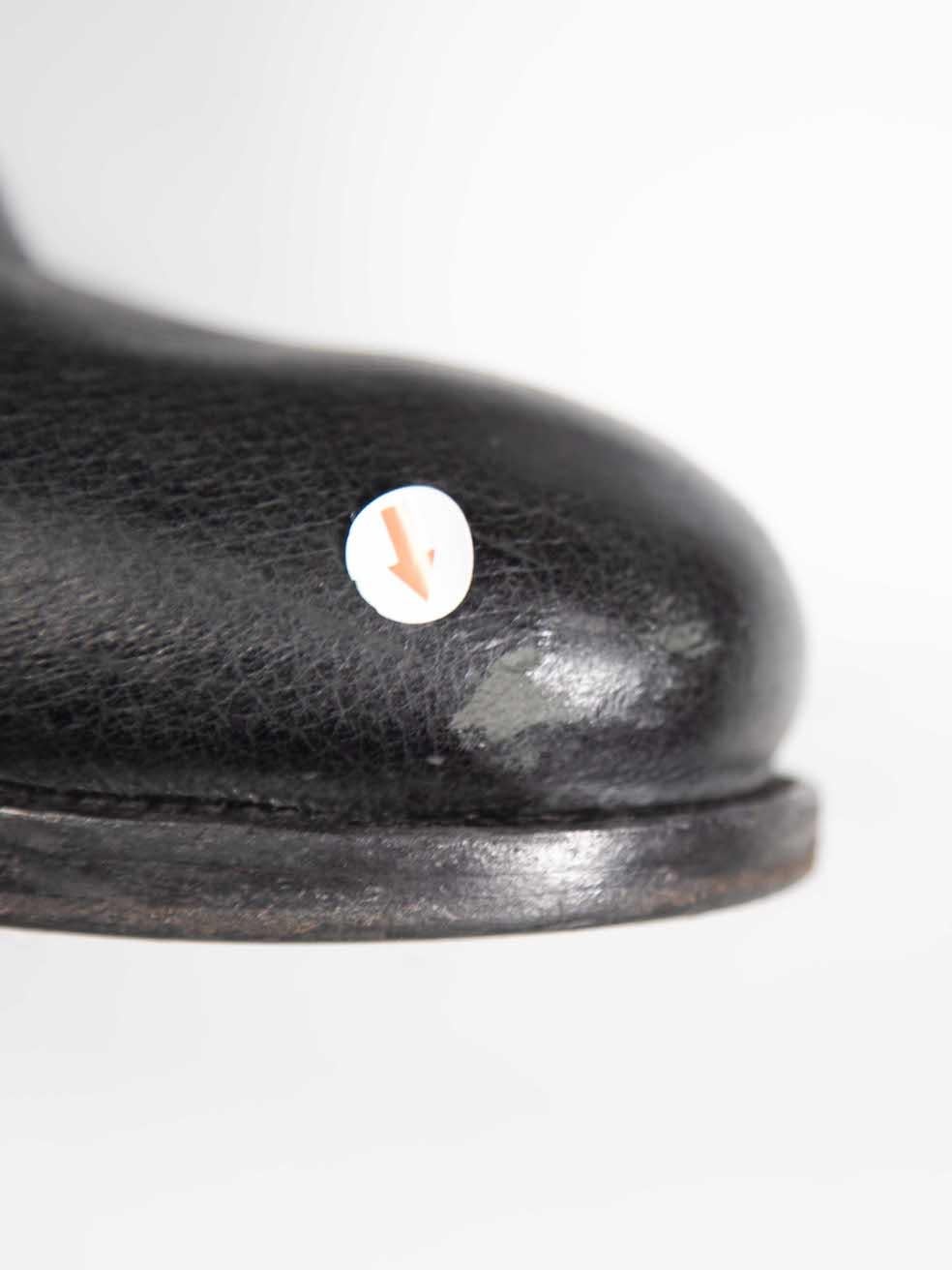 Prada - Bottes à hauteur de genou en cuir de veau noir avec logo - IT 39 en vente 2