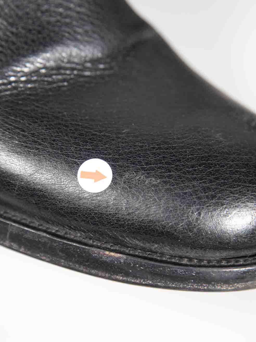 Prada - Bottes à hauteur de genou en cuir de veau noir avec logo - IT 39 en vente 3