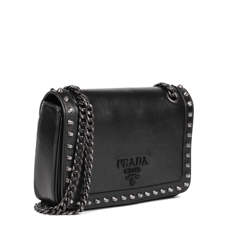 PRADA Schwarze Crossbody-Tasche aus Kalbsleder mit Nieten im Angebot bei  1stDibs
