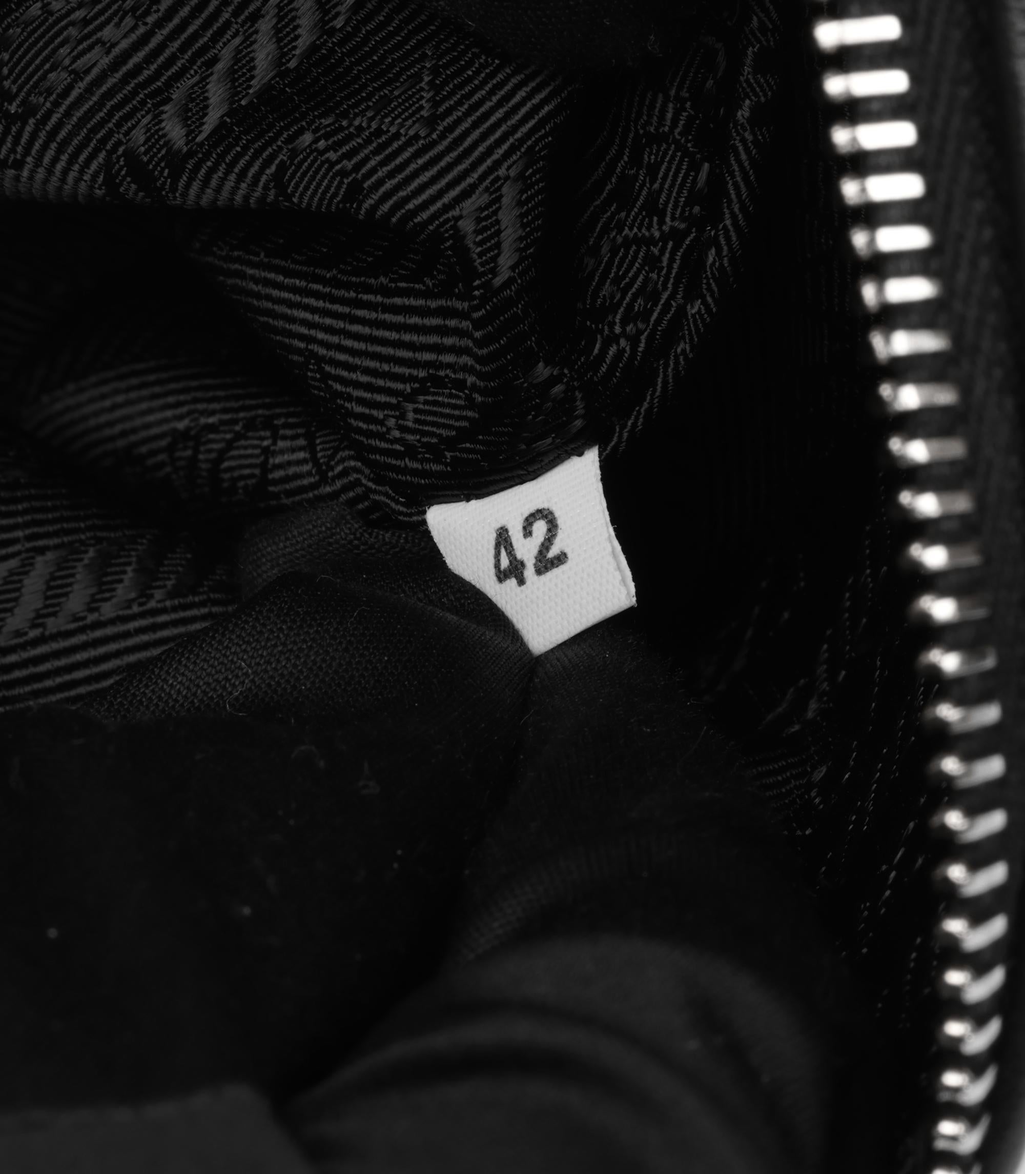 Prada Schwarzes Kalbsleder Dreieckshandtäschchen im Angebot 6