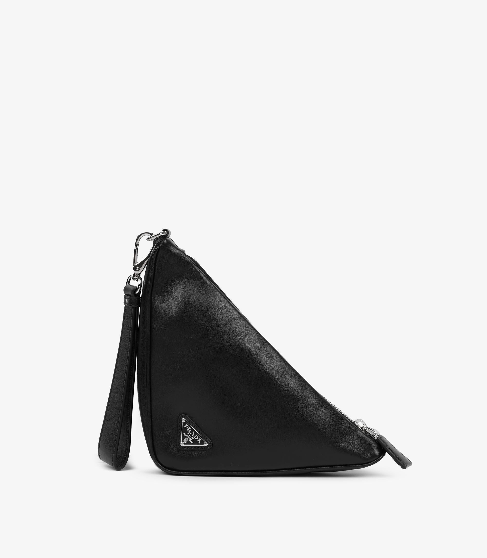 Prada Schwarzes Kalbsleder Dreieckshandtäschchen

Details zum Produkt
Xupes Ref: HB5905
Marke: Prada
Modell: Triangle Wristlet Pouch
Typ: Clutch, Handgelenkstasche
Seriennummer: 42
Alter: 
Begleitet von: Prada-Staubbeutel, Echtheitskarte,