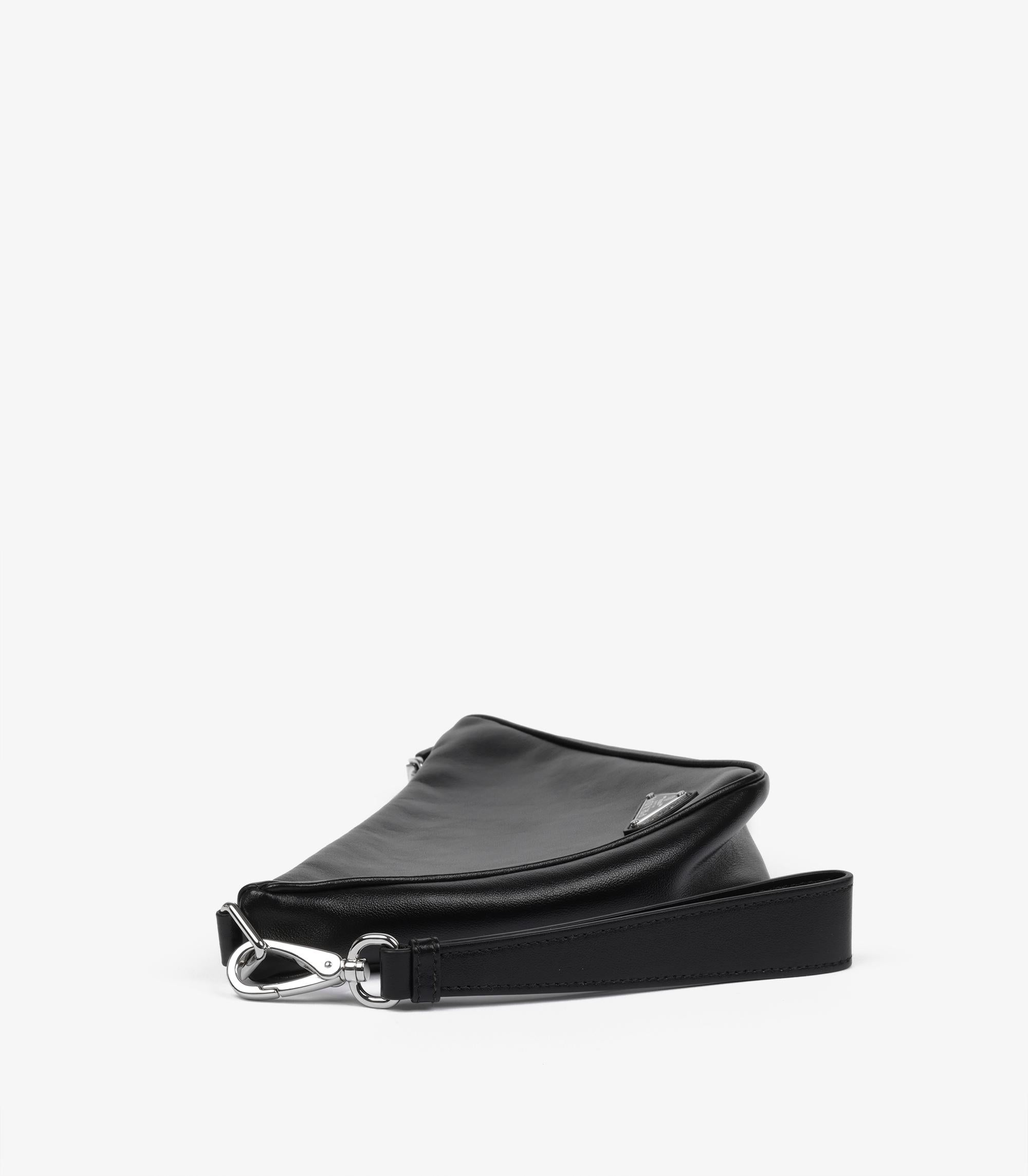 Prada Schwarzes Kalbsleder Dreieckshandtäschchen im Angebot 1
