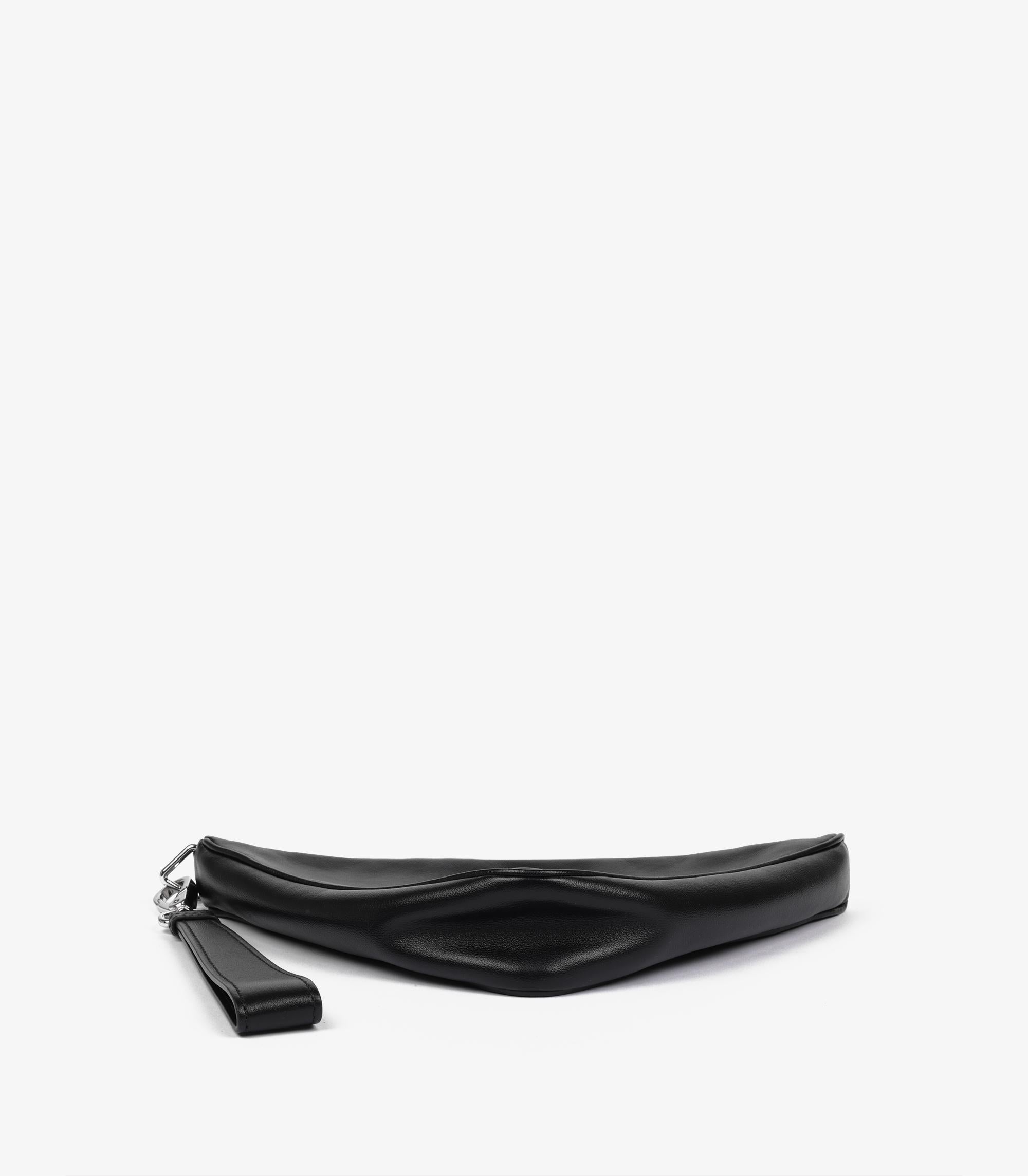 Prada Schwarzes Kalbsleder Dreieckshandtäschchen im Angebot 2