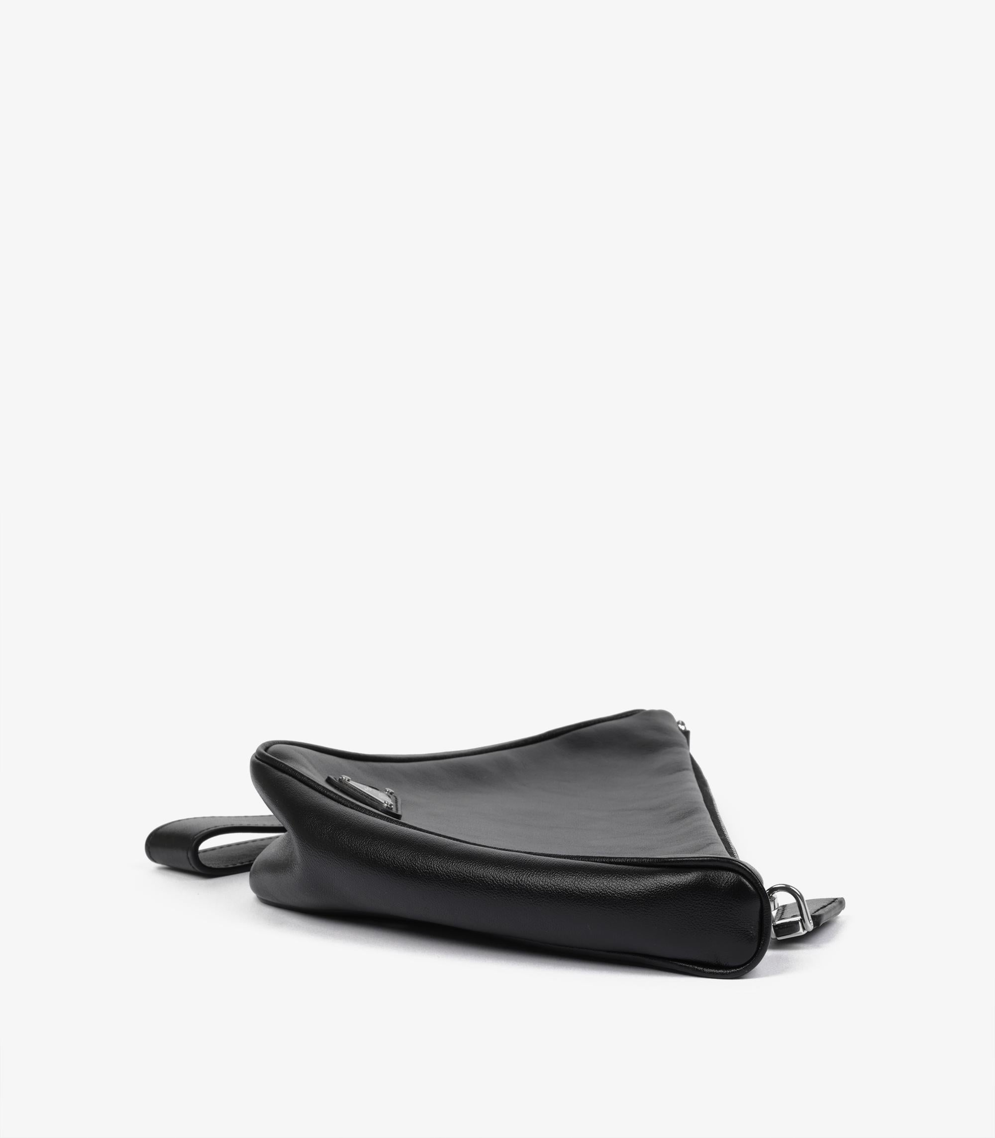 Prada Schwarzes Kalbsleder Dreieckshandtäschchen im Angebot 3