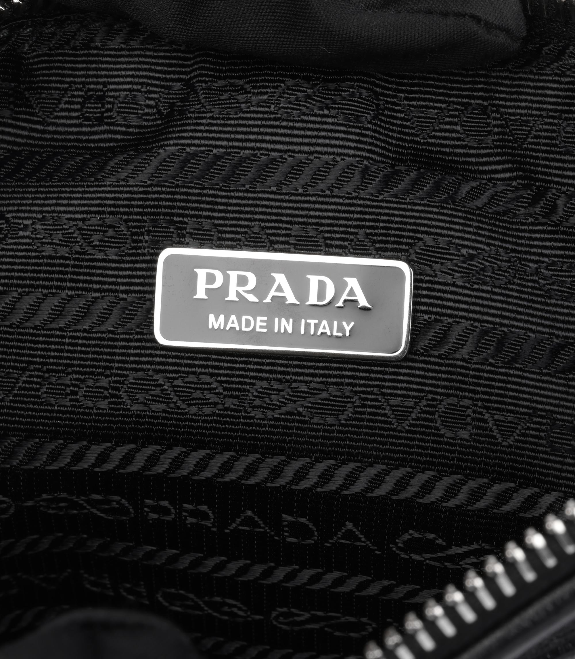 Prada Schwarzes Kalbsleder Dreieckshandtäschchen im Angebot 5