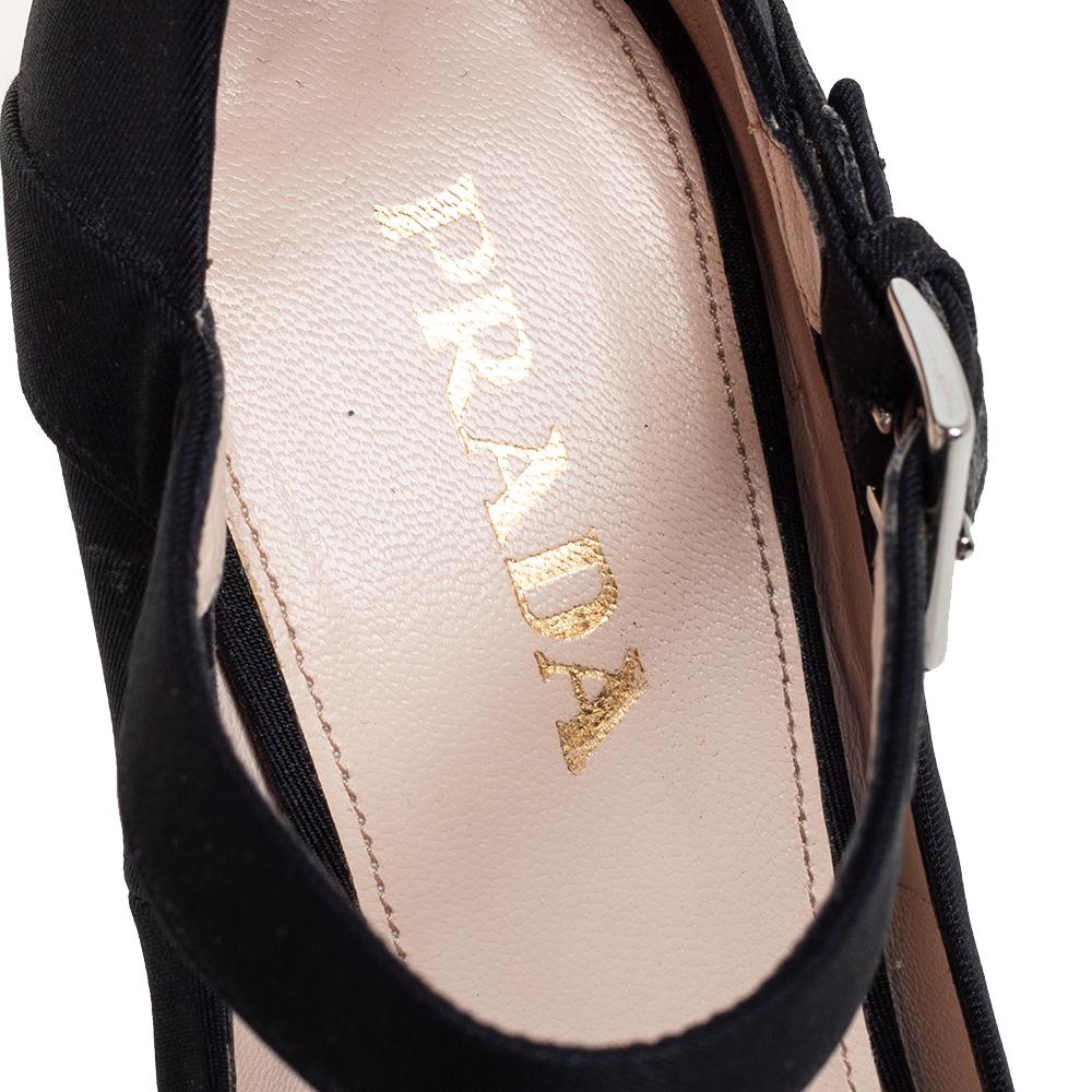 Prada Black Canvas Knot Strappy Sandals Size 36 In Good Condition For Sale In Dubai, Al Qouz 2