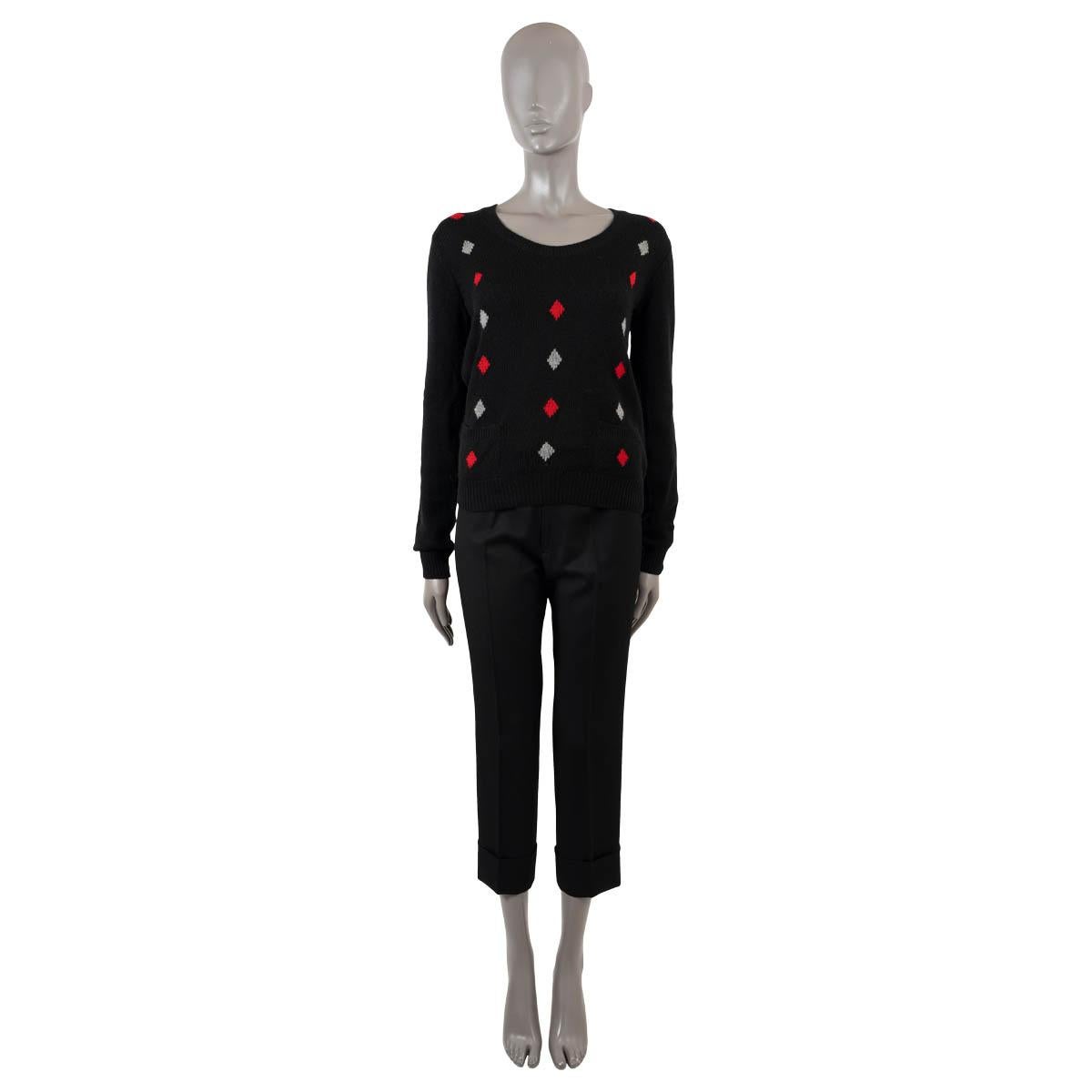 100% authentischer Prada Pullover aus schwarzem Kaschmir (100%) mit Details in Rot und Elfenbein. Mit Rundhalsausschnitt, zwei Taschen in der Taille und Rippstrickbündchen an Ärmeln und Saum. Unbeschriftet. Wurde getragen und ist in ausgezeichnetem