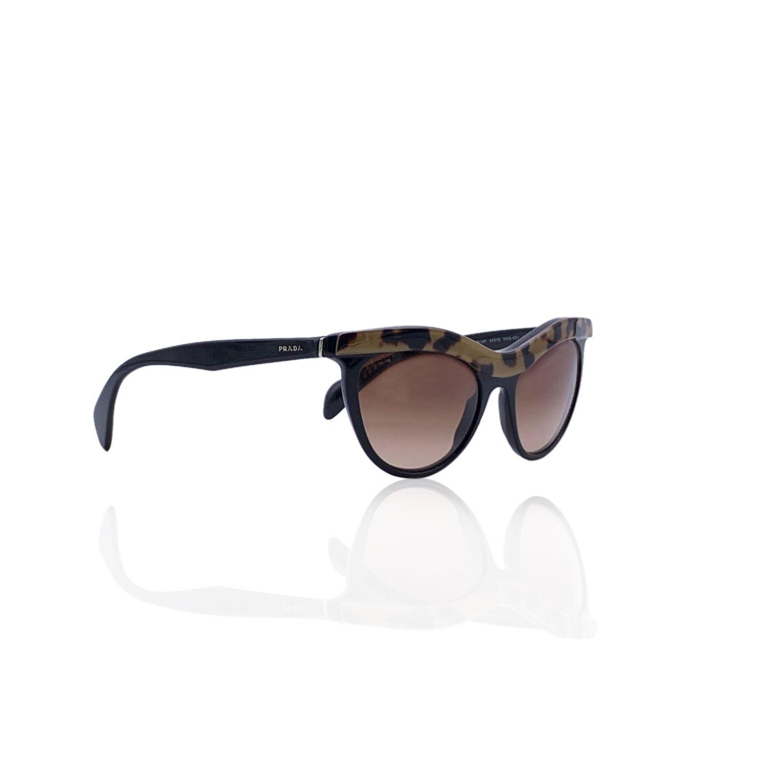 Preciosas gafas de sol de Prada, mod. SPR 06P col.MA5-6S1. Forma de ojo de gato en acetato negro y moteado. Logotipo en las patillas y lentes marrones degradadas. Mod. y refs.: mod. SPR 06P col.MA5-6S1 - 54/19 - 140 - 3N. Hecho en Italia Detalles