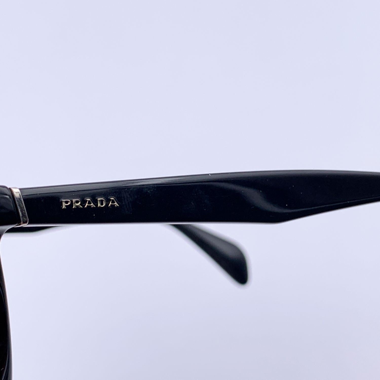Noir Prada lunettes de soleil œil de chat noir SPR06P 54/19 140 mm en vente