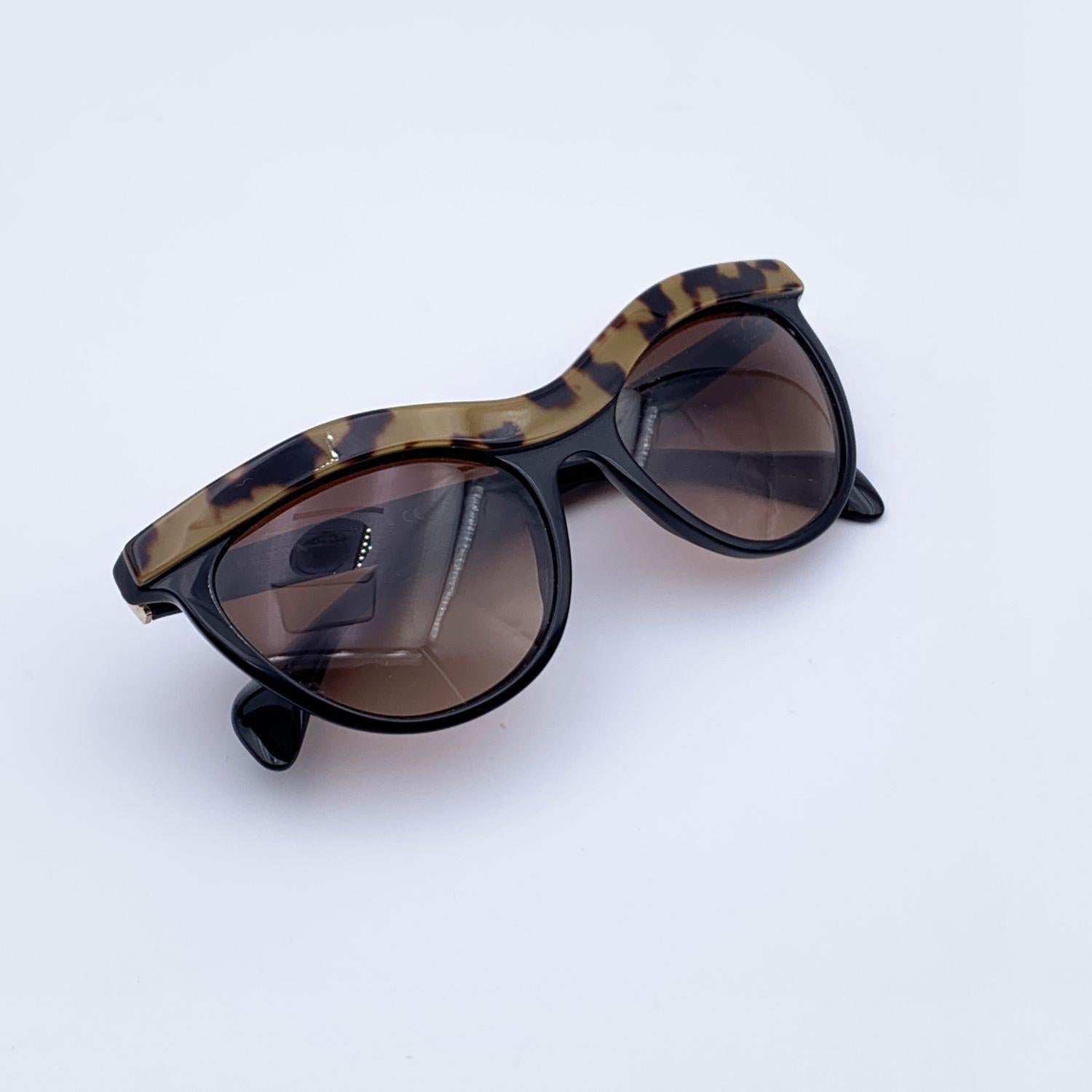 Prada lunettes de soleil œil de chat noir SPR06P 54/19 140 mm en vente 1